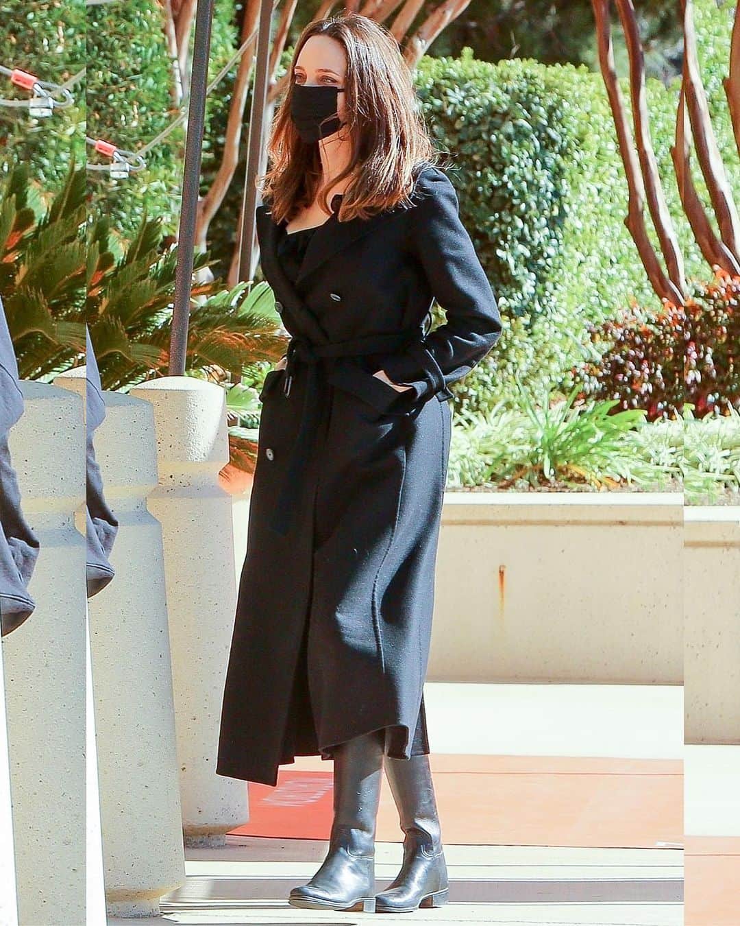 Just Jaredさんのインスタグラム写真 - (Just JaredInstagram)「Angelina Jolie wore an all-black outfit while shopping at the mall with her daughters on Saturday. #AngelinaJolie Photos: Backgrid」2月7日 16時07分 - justjared