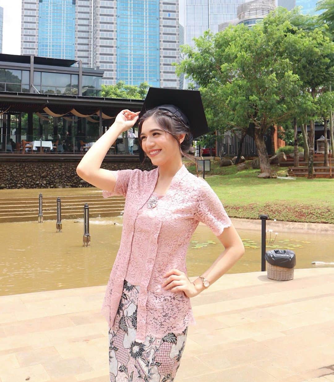 ガブリエラ・マルガレット・ワラオーのインスタグラム：「Officially S.Psi.   Thank you Jesus for everything, It’s not about me, it’s all about You. Terima kasih Papa dan Mama tercinta. Terima kasih keluarga tersayang. Terima kasih semua member dan staff JKT48 atas dukungannya selama ini. Terima kasih teman-teman kuliah dan sekolah yang gak bisa aku sebutkan satu persatu. Teman-teman YCSC juga terima kasih!  Dan untuk kamu yang selalu mendukungku selama ini, terima kasih sudah banyak cerita dan saling menyemangati.  Terima kasih telah mengisi perjalananku dari sekolah, kuliah sampai sekarang sudah resmi sarjana. Sayang banget sama kalian. 😭❤️  Semoga ilmu yang didapat selama perkuliahan dapat bermanfaat untuk aku dan lingkungan sekitar. Semoga kita bisa saling menginspirasi.   Love yang banyak!  Gaby」
