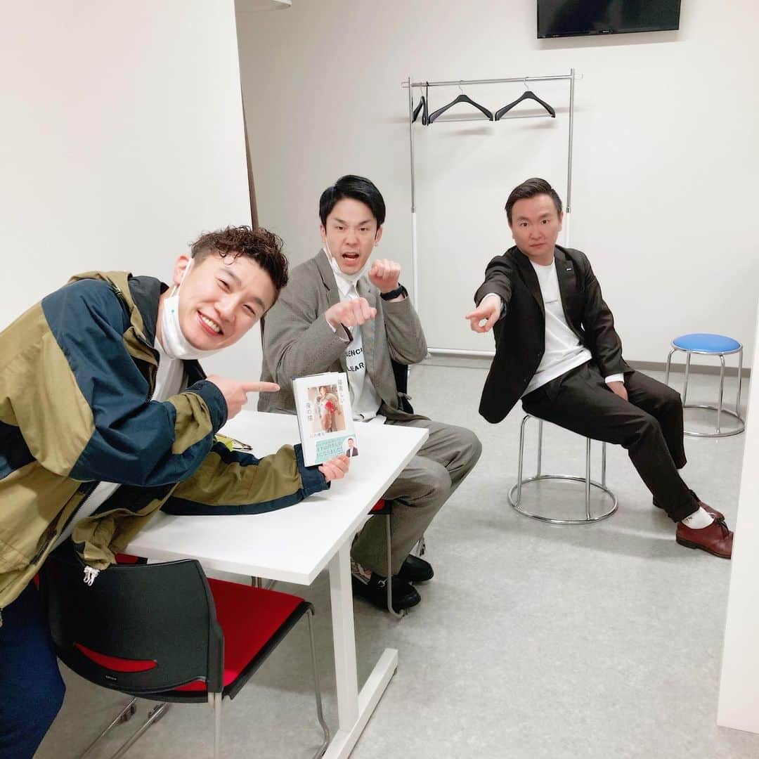 空道太朗のインスタグラム：「. 濱家さんに山内さんの本買って頂きました📕 優し過ぎ！　  濱家さんとツートライブの周平と一緒に、山内さんの本を探しに行って 数々の芸能人の本の中で、 1冊だけ山内さんの本が残っていて、 手に取ったら何故か帯が破れてました。 3人で大笑い。  凄い奇跡過ぎて、 一瞬、濱家さんの手品かと思いました。 #相方の本をプレゼントできる男になりたい #寝苦しい夜の猫」