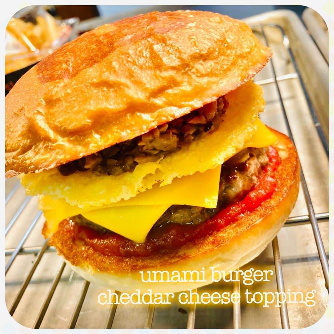 umamiburgerjpnさんのインスタグラム写真 - (umamiburgerjpnInstagram)「. ウマミバーガーにチーズトッピング🍔🧀  最近恵比寿店ではちょくちょくオーダーいただいています😊  何度か注文されたお客様に聞いたら、カリカリパルメザン＋チーズのコクも相まってウマミが更に増すのだとか😋✨  なるほど、、😏  みなさまもいろいろなトッピングを試してみて下さい💁‍♀️💁🏻‍♂️  #ウマミバーガー #umamiburger #umamiburgerjpn #ウマミバーガー恵比寿三越店 #ウマミバーガー南町田グランベリーパーク店 #ウマミバーガー青山店 #ウマミバーガー錦糸町PARCO店 #ウマミバーガー有明ガーデン店 #ウマミバーガーみなとみらい店 #ウマミバーガー横浜ベイサイド店 #ウマミ #ウマミ増し #チーズ #トッピング追加 #自分仕様 #カスタム」2月7日 16時25分 - umamiburgerjpn