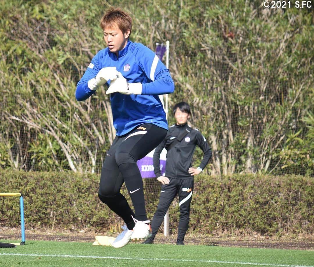 サンフレッチェ広島さんのインスタグラム写真 - (サンフレッチェ広島Instagram)「鹿児島キャンプ3日目⚽️ 昨日はトレーニングマッチを実施したこともあり、フィールドプレーヤーはリカバリーのみで終了しました❗️ そんなわけで、本日はサンフレッチェ自慢のGK特集🧤 練習動画を含めて、たっぷりとご覧ください🎥😁  #林卓人 選手 #増田卓也 選手 #川浪吾郎 選手 #大迫敬介 選手 #gk  #sanfrecce #サンフレッチェ広島 #積攻 #鹿児島キャンプ」2月7日 16時26分 - sanfrecce.official