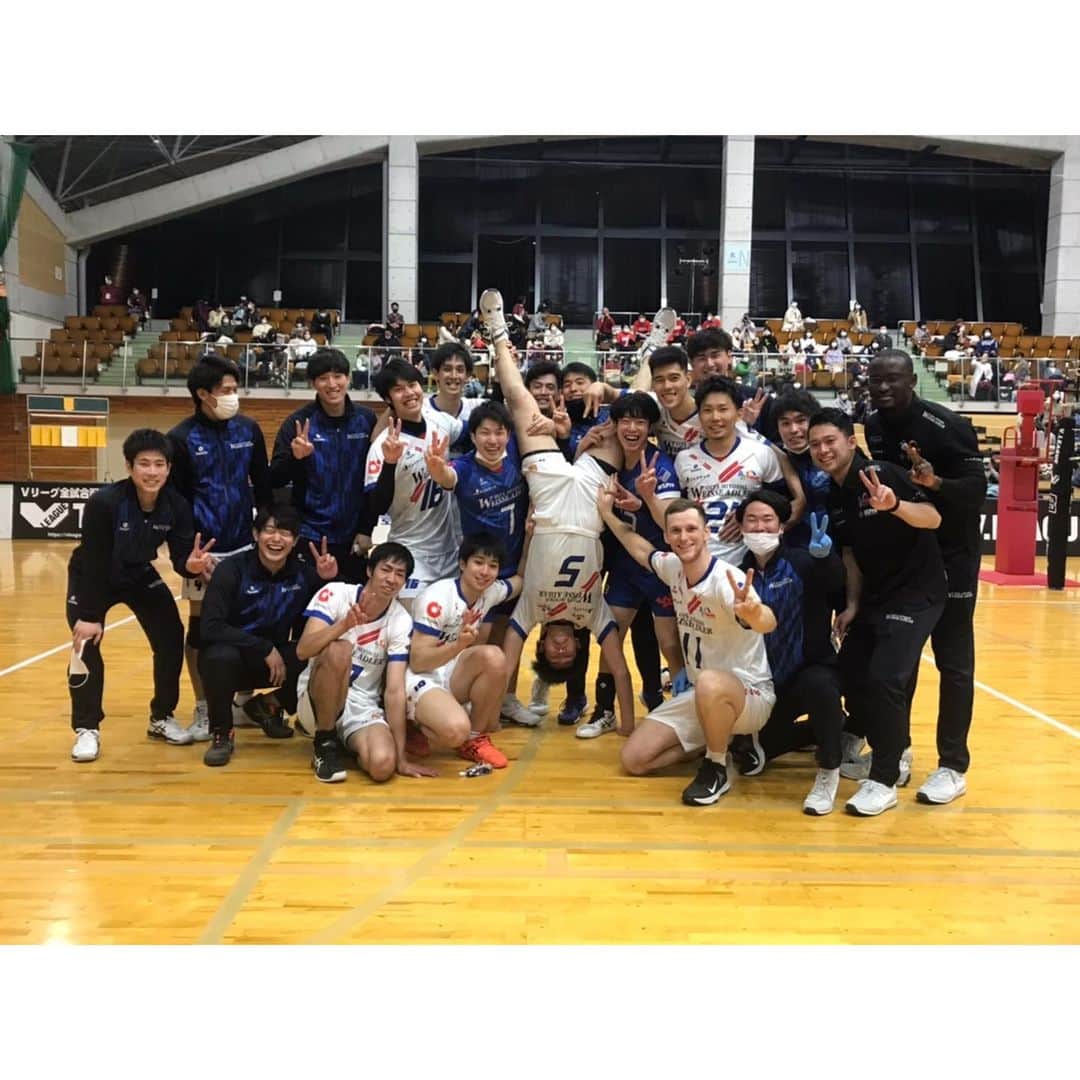久保田雅人のインスタグラム：「2勝目✌️ 今日も沢山の応援ありがとうございます📣 やっぱり勝つのは最高でしかないです。 今日はチームとして凄くいいバレーができたと思います⭐️ → まだまだリーグ続くので引き続き応援よろしくお願いします🙇 #2勝目 #大分三好ヴァイセアドラー #最高」