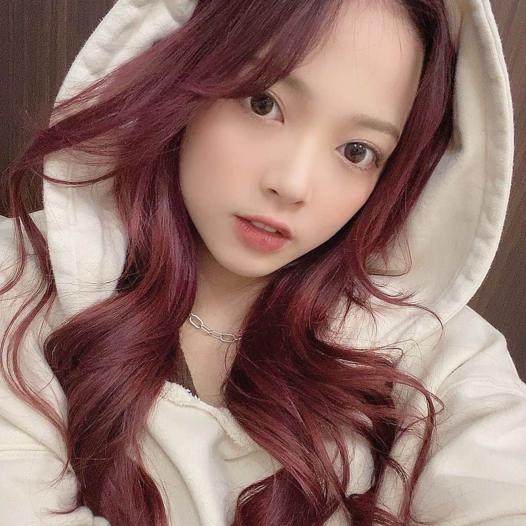 仲本莉絵瑠のインスタグラム：「おはよー毎回口開いてるのなんなん。 あんじゅさんカラーがみんなに好評すぎて嬉しい🙏🏼🔥朝ごはん食べて散歩したらまた質問返します！」