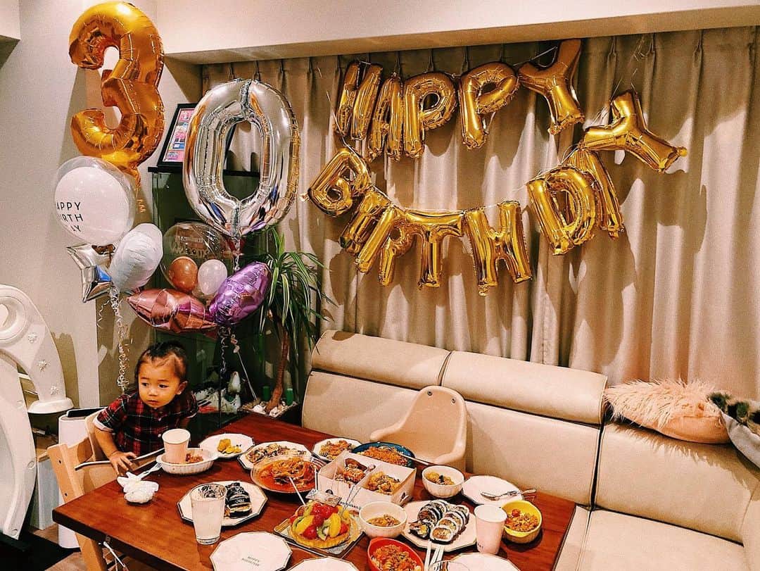 七菜香さんのインスタグラム写真 - (七菜香Instagram)「🤍🤍HAPPY BIRTHDAY @___cotono 🤍🤍 大阪に来て初めてできた友達👸🏼♡ 気遣い屋さんで優しくて同い年なのにお姉ちゃんみたい←w いい歳にしてね💐 ずっとこのメンバーには仲良くしてもらって感謝しかない✨ いつもありがとう♥️♥️ 20代で出会って、仲良く30代に突入！ これからも楽しい事たくさんしよーね😎🤘🏻 とりあえずいい人見つけてあなたから 恋愛の悩みとか惚気とか聞くの楽しみにしてるわ♡← ・ ・ ・ ・ ・ ・ ・ #happybirthday #tomyfriend #lovelyfriends #30thbirthday #congrats #hadafun #instagood #30歳おめでとう #♥️ #いつもありがとね #👸🏼❤️」2月7日 16時30分 - nanaka0118