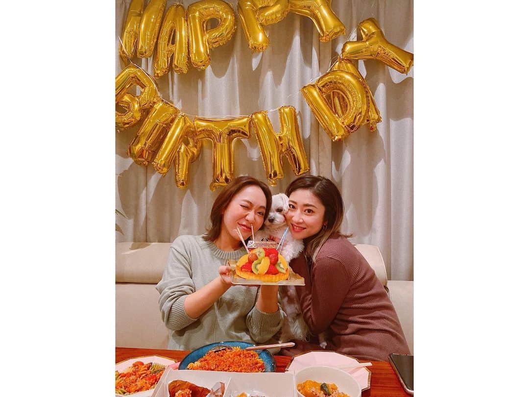 七菜香さんのインスタグラム写真 - (七菜香Instagram)「🤍🤍HAPPY BIRTHDAY @___cotono 🤍🤍 大阪に来て初めてできた友達👸🏼♡ 気遣い屋さんで優しくて同い年なのにお姉ちゃんみたい←w いい歳にしてね💐 ずっとこのメンバーには仲良くしてもらって感謝しかない✨ いつもありがとう♥️♥️ 20代で出会って、仲良く30代に突入！ これからも楽しい事たくさんしよーね😎🤘🏻 とりあえずいい人見つけてあなたから 恋愛の悩みとか惚気とか聞くの楽しみにしてるわ♡← ・ ・ ・ ・ ・ ・ ・ #happybirthday #tomyfriend #lovelyfriends #30thbirthday #congrats #hadafun #instagood #30歳おめでとう #♥️ #いつもありがとね #👸🏼❤️」2月7日 16時30分 - nanaka0118