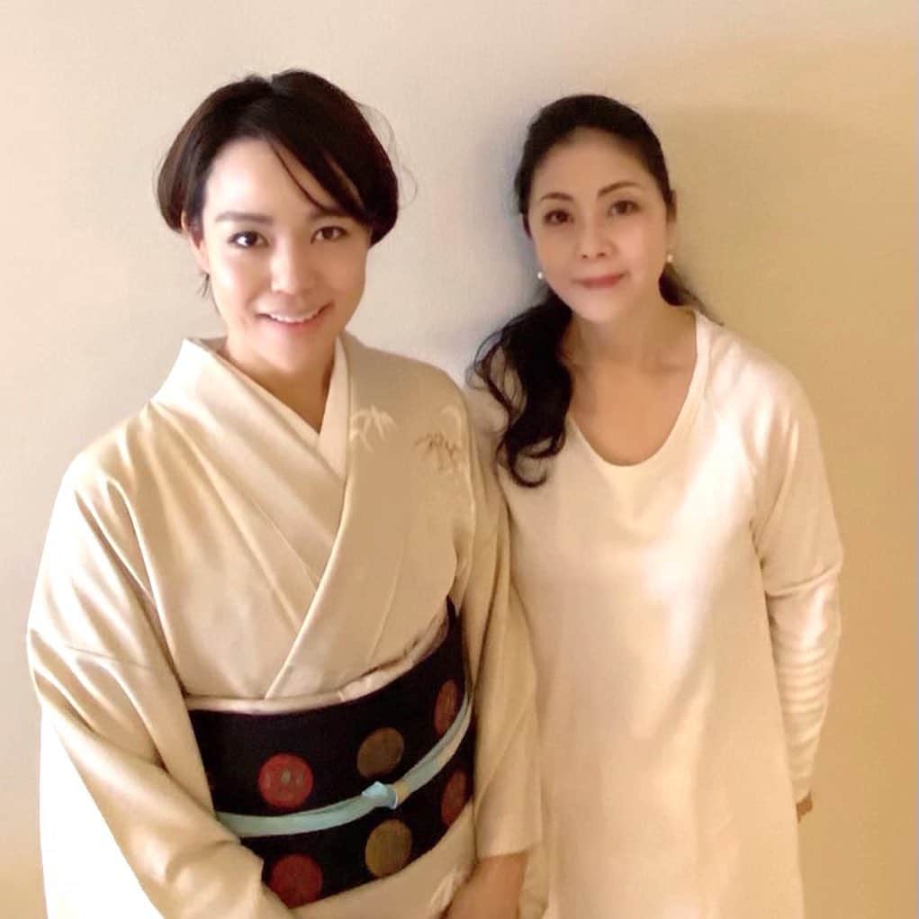 土屋眞弓のインスタグラム：「本日はお二人の着付けをさせて頂きました❣️ 一日のスタートで大好きな着物に触れられて、❤️し✨あ✨わ✨せ❤️ お二人ともよくお似合いです🥰 その方々が一番綺麗に輝いて見える着付けができた時は最高に嬉しいですね〜❣️  #着物 #着付け」
