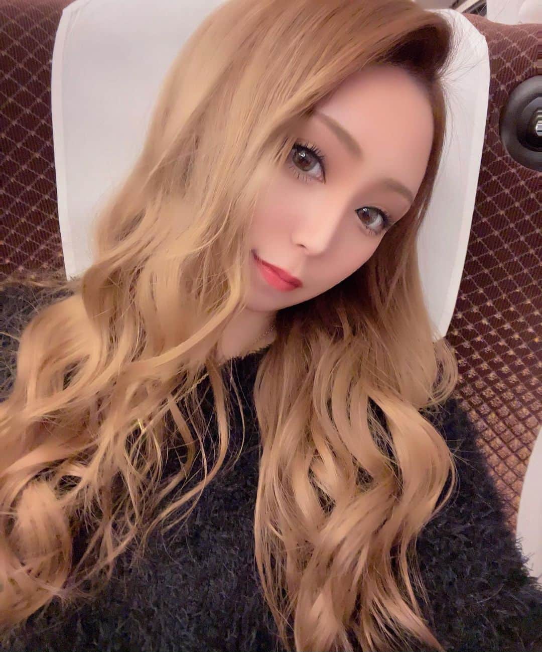 HIMEKAのインスタグラム：「. . 東京にきたよ👠 めっちゃ頭痛かったのに二日酔い全くない☺️ . . チェクインしにホテルよったんだけど お部屋が感動的すぎて素ではしゃいだ🥂 後で載せる❤️ . . #東京」