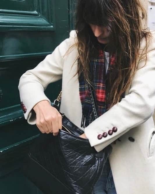カロリーヌ・ド・メグレのインスタグラム：「Bonjour! Je participe à la grande Tombola Solidaire du @secourspop . J’ai mis mon sac Chanel que vous voyez dans la photo. Il y a 100 lots incroyables comme la guitare de @m_chedid , le maillot du PSG de @k.mbappe ou @CharlotteGainsbourg qui vous fait une visite guidée de la maison de Serge, rue de Verneuil ! Le ticket est de 2€, vous pouvez jouer autant de fois que vous voulez et les fonds collectés soutiennent les actions du Secours Populaire pour lutter contre la pauvreté, qui n’arrête pas de monter en ces temps compliqués. Tentez votre chance en allant sur www.secourspopulaire.fr et merci à l’avance pour votre solidarité!! ❤️✌️」