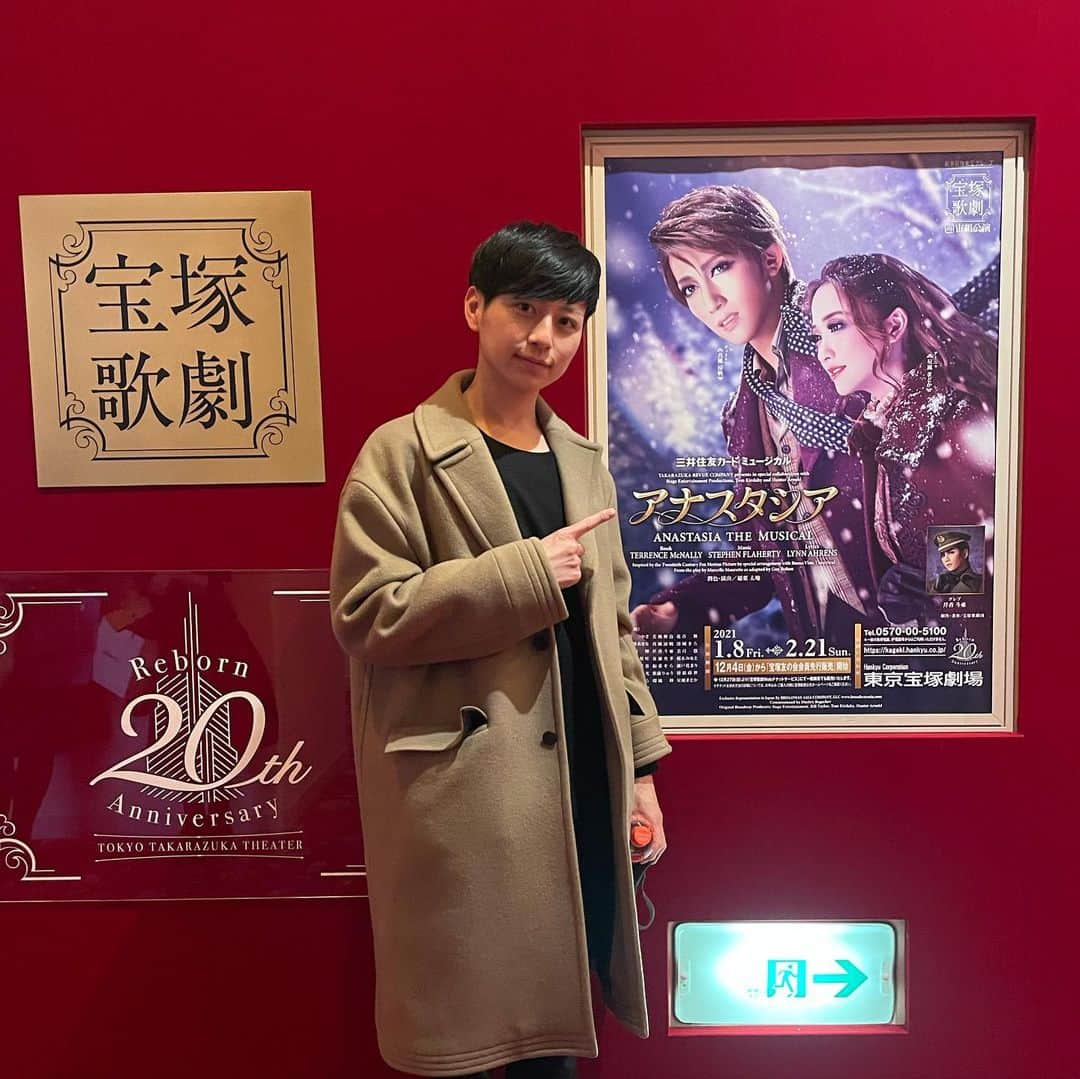 瀬戸口弘樹さんのインスタグラム写真 - (瀬戸口弘樹Instagram)「今日は公演中止が続き、なかなか観ることが出来なくて約1年ぶりに宝塚を観てきました✨  今回観劇したのは宙組の「アナスタシア」✨  久しぶりの宝塚ともあって終始鳥肌がとまりませんでした😂  真風さんカッコよかったー✨  公演が終わってから劇場の外に出たら、心がとても浄化されたのを感じました✨  久しぶりに観れて良かった☺️✨  宝塚観たことない人は是非一度は観て欲しいです🌹✨  #宝塚　#東京宝塚劇場　#宙組　#真風涼帆　#アナスタシア  #皇族になりたい　#美容男子　#瀬戸口弘樹　#バチェロレッテ　#宝塚好き　#メンズビューティー　#スキンフルエンサー　#メンズ美容　#美しい　#美しい人　#美しいものが好き　#美しいものを美しいと思えるあなたの心が美しい」2月7日 16時46分 - hirokisetoguchi