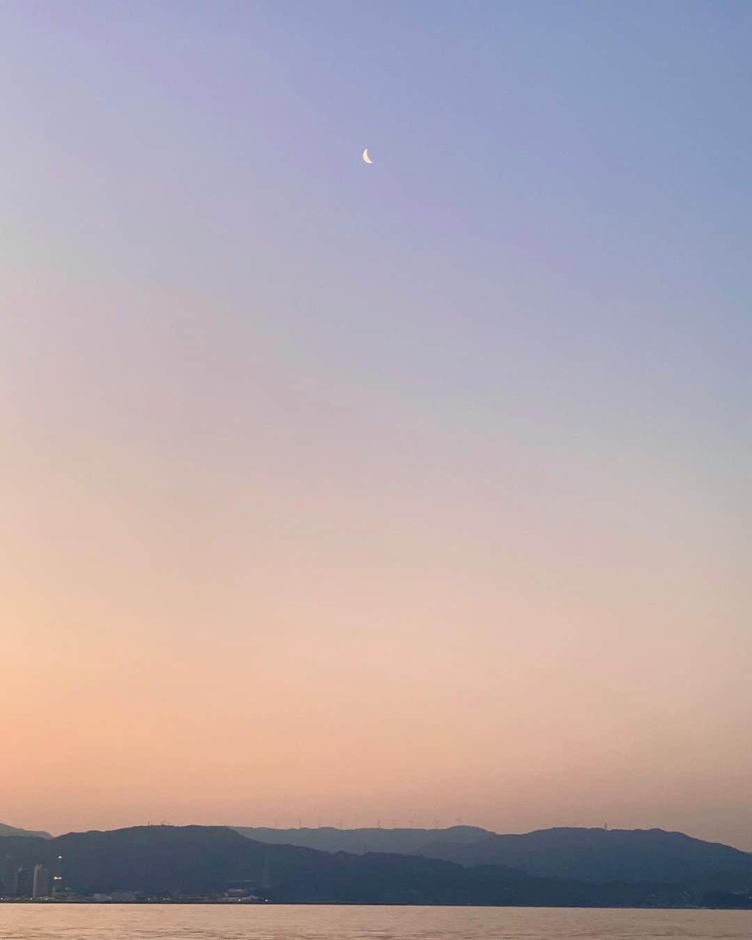 末吉 瞳さんのインスタグラム写真 - (末吉 瞳Instagram)「撮影の合間に撮った朝の空 きれいだったなぁ🌙」2月7日 16時46分 - hitomi_sueyoshi