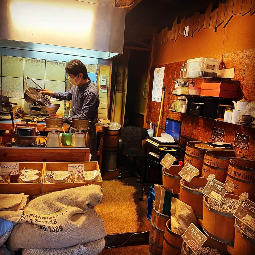 浅田信一のインスタグラム：「いつもおいしい珈琲豆を焙煎してくれる平野さん。ありがとう☕️  かくし撮りすみません😙  #駒沢スペシャル」