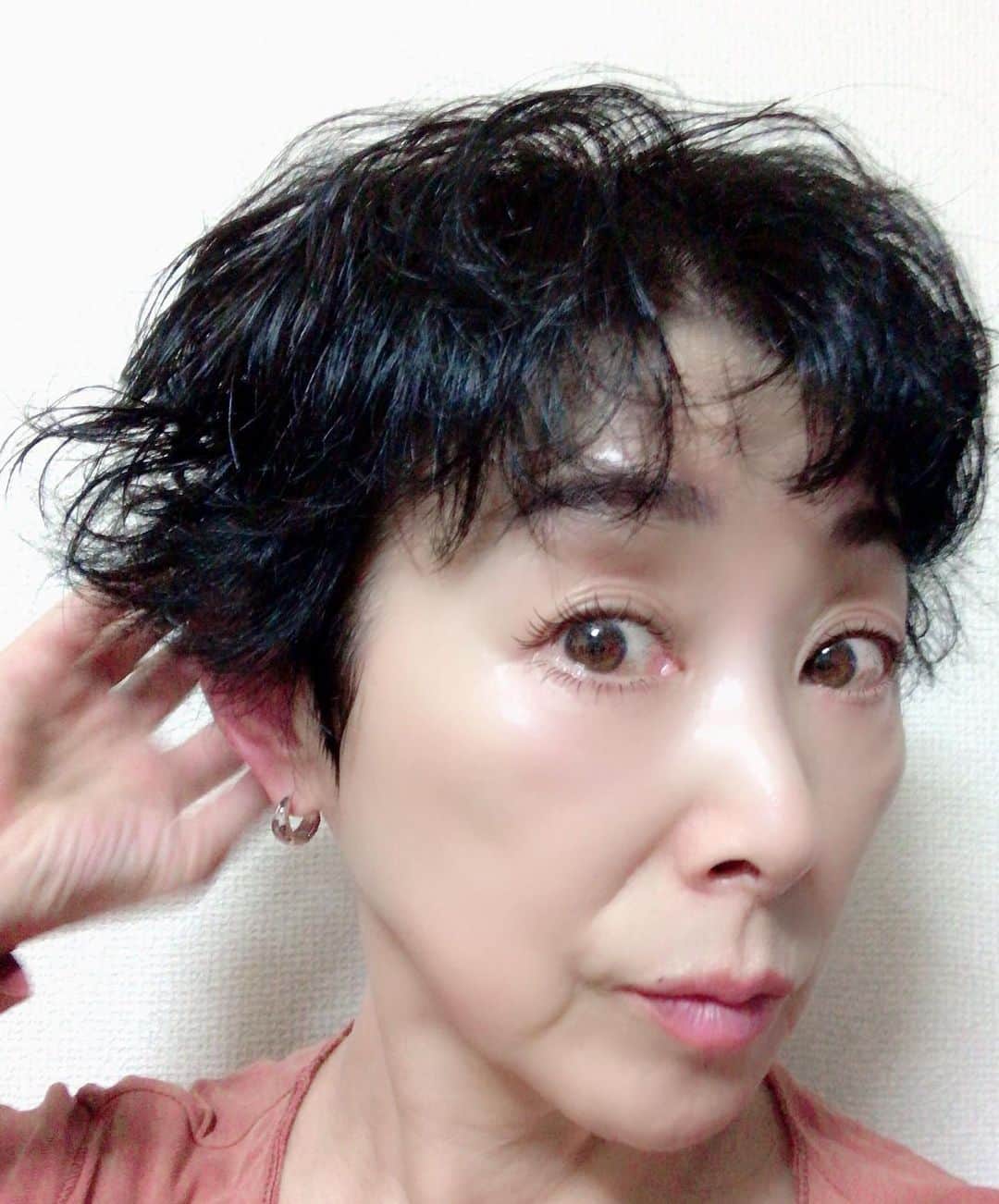 小川知子さんのインスタグラム写真 - (小川知子Instagram)「#髪が伸びた #シャンプー後 #朝シャン派 #切ろうかどうしようかな #三色ナムル #小川知子  気持ちが良い気候で気分も上がりますねー。  こんなに髪を伸ばしたのは何年ぶりだろう。パーマも。  運動をするので基本はヘアセットなしのカットにしている私。 伸びるとパーマをしていた方が手がかからない。  どうしようかなー このまま伸ばすかカットするか悩み中〜」2月7日 16時56分 - tomoko_ogawa_