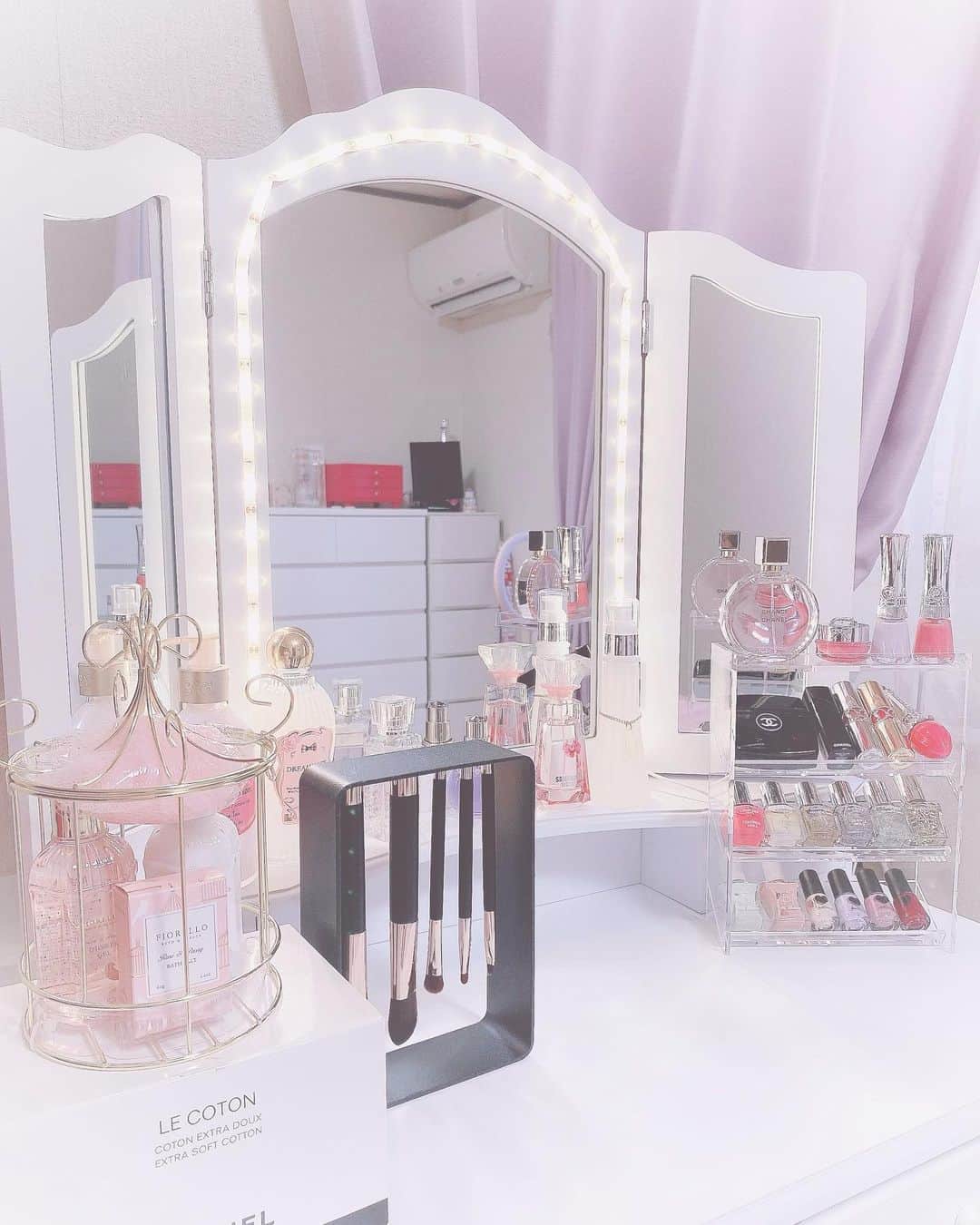 深野ひなのインスタグラム：「自分でライト付けた💡 #ドレッサー  #初めてのdiy」