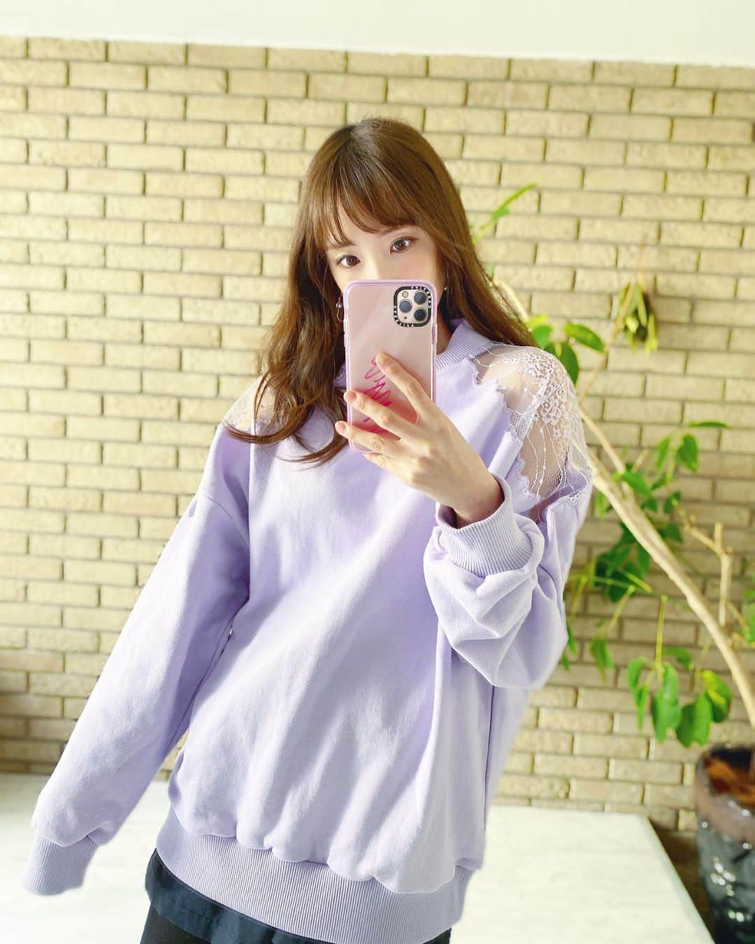 小林真由のインスタグラム：「携帯とトップスが好きな色合い♡ ﻿ 春が待ち遠しい🍡✨﻿ ﻿ ﻿ #ファッション #コーデ #ママコーデ #女の子ママ #男の子ママ #ママライフ #コーディネート #2歳 #生後6ヶ月 #ベビー #二人育児 #casetify #iPhonecase #iPhoneケース #スマホケース」