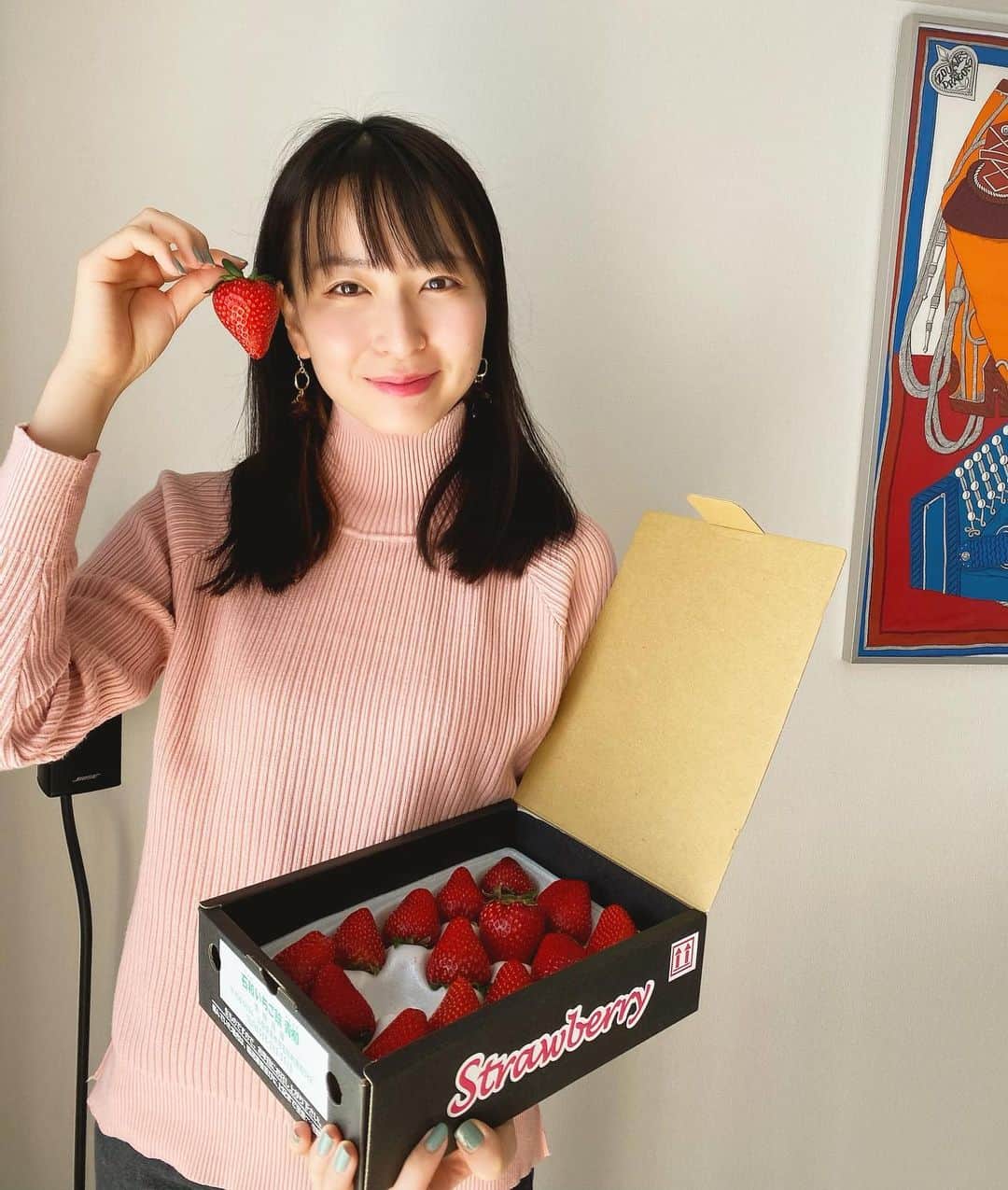 岩間恵のインスタグラム：「私の地元のイチゴ園では、 苺の最盛期を迎えています🍓  しかし、緊急事態宣言の影響により お客様が全くといっていいほど入らず、 大量の苺が余ってしまっているようです…  そこで笛吹市ではイチゴ園を支援するため、 ふるさと納税の返礼品で苺を用意しているそうです！  こちらは石和いちご館青柳さんの 美味しい苺です♡章姫という品種で、 その大きさにびっくりしました🥺 本当に本当に甘くて美味しいのです...！  ぜひ皆さんにも応援していただけると嬉しいです！ ２つのイチゴ園をタグ付けしていますので、 気になる方は覗いてみてください💓    #山梨県 #笛吹市 #いちご狩り #イチゴ #ふるさと納税 #笛吹市を応援してください #ふるさと納税返礼品　🍓」
