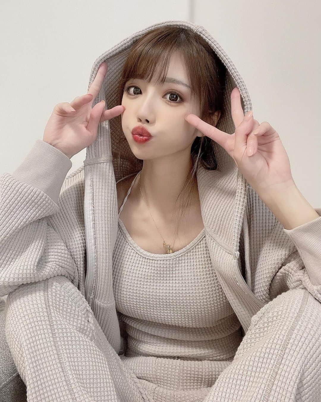 MARIEのインスタグラム：「おうち時間。 自粛でルームウェアとパジャマが増える今日この頃🐰 @tothesea の新しいワッフルパーカーのセットアップを新調🤤 Webstoreと直営店(西銀座デパートB1, 学芸大学 @tothesea_healthliving , 新宿ルミネエスト B1) にてゲットできるよ👧🏼💕 #tothesea #Resortnista #loungewear #ラウンジウェア #TRIPUP #ルームウェア #セットアップ #おうち時間」