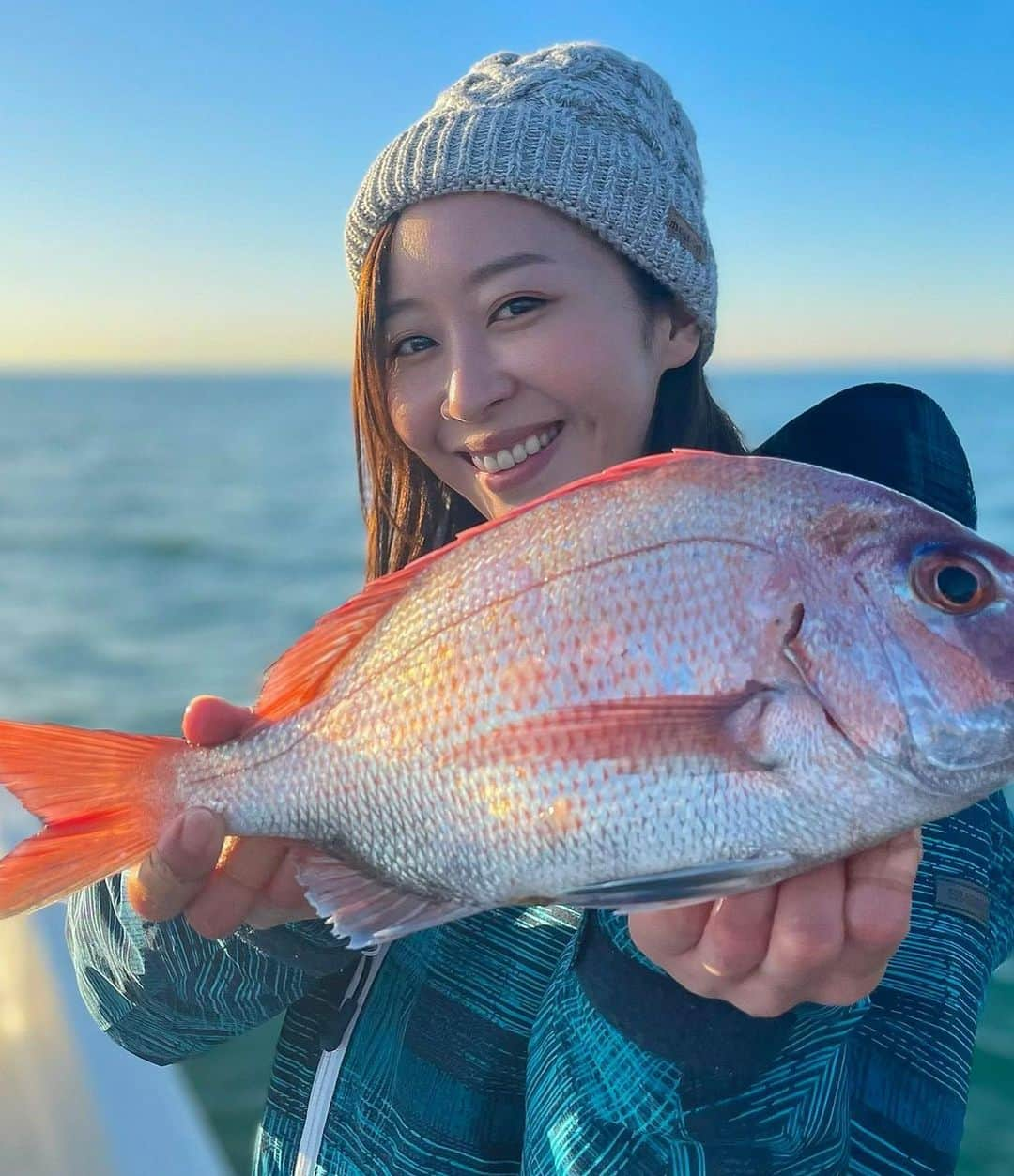 富士村彩花さんのインスタグラム写真 - (富士村彩花Instagram)「・﻿ ﻿ いつもの仲間とタイラバ + ルアーマゴチリレーというなんとも贅沢釣行へ💓🎣﻿ ﻿ そろそろ浅場でマゴチやってみたいよね、という話になり。時期的にもしかしたら早いかもだけど調査に行こうということで行ってきました〜🎵﻿ ﻿ 船はいつもお世話になってる遊漁船 ポテンシャルさん（ @potential_tokyo ）でした✨ とっても親切で楽しい船長が1日の釣りを盛り上げてくれますよ☺️✌🏻✨﻿ ﻿ 前半はタイラバ‼️﻿  この日は残念ながら潮があまり流れなくて苦戦〜💦﻿ ﻿朝一デカい真鯛をバラしてしまってちょっも焦ったけど、でもちゃんと本命の真鯛をGETできました🎵﻿ 実はタイラバは毎回なんだかんだ本命釣れててあんまり苦い思い出ないんだよね…🤣笑﻿ ﻿ 今年は乗っ込みもたくさん満喫するぞ〜‼️🔥﻿ ﻿ 後半はルアーマゴチ✨﻿ ﻿ ﻿ #釣りガール  #釣り女子  #釣りたガール  #釣りモデル  #釣り女  #アングラー  #道産子アングラー  #釣り好き  #釣り好きな人と繋がりたい  #船釣り  #海釣り  #釣りが好き  #釣果  #オフショア  #真鯛釣り #タイラバ #daiwa #釣果  #釣り好きと繋がりたい  #fishinggirl #富士村彩花」2月7日 16時58分 - ayaka.prestige