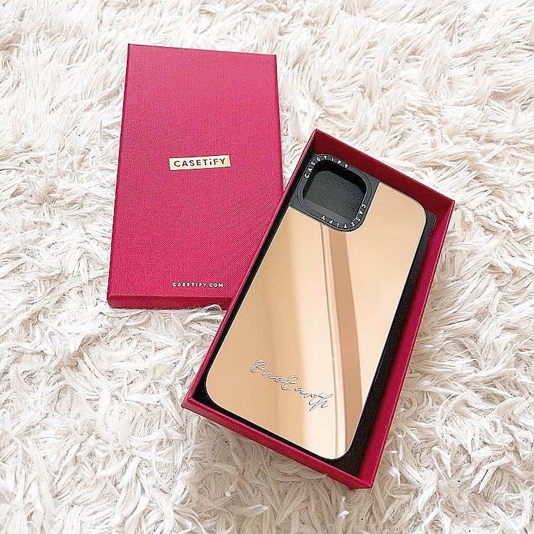 絹野志朋のインスタグラム：「. New iPhone case❤︎  『 One Earth 』 地球が１つになりますように。  海外にも行けない、こんな現状の中で。 いつかまた新しい時代へのトビラが開けて 国境も人種も性別も職業も関係なく、 みんなが手を取り合って生きられる世界に。 そんな、未来への希望を込めて。  自分で好きなメッセージが入れられたから 今回はこんな感じにしてみました❤︎ （前回のは、自分の名前を入れてたよ〜）  @casetify_jp さんのミラーケースで いつでも鏡チェック出来るから 撮影の時とかほんとに助かってる☺️♡  他にも色んなデザインがあるから 気になる方は @casetify さんへ⏩ . . #ケースティファイ #casetify  #casetifyミラーケース @casetify」