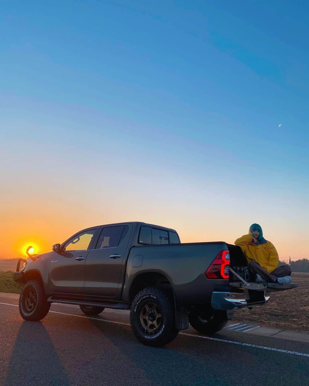 MAYUのインスタグラム：「． HILUX と一緒に 今日も旅してきた」