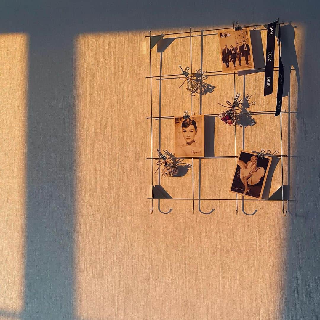 松本鈴香さんのインスタグラム写真 - (松本鈴香Instagram)「お部屋可愛くなってきた♡﻿ ﻿ このゴールドのやつはIKEAで﻿ 写真とドライフラワーはネットで買った。﻿ ﻿ お気に入り。」2月7日 17時02分 - riri_nanatsumori