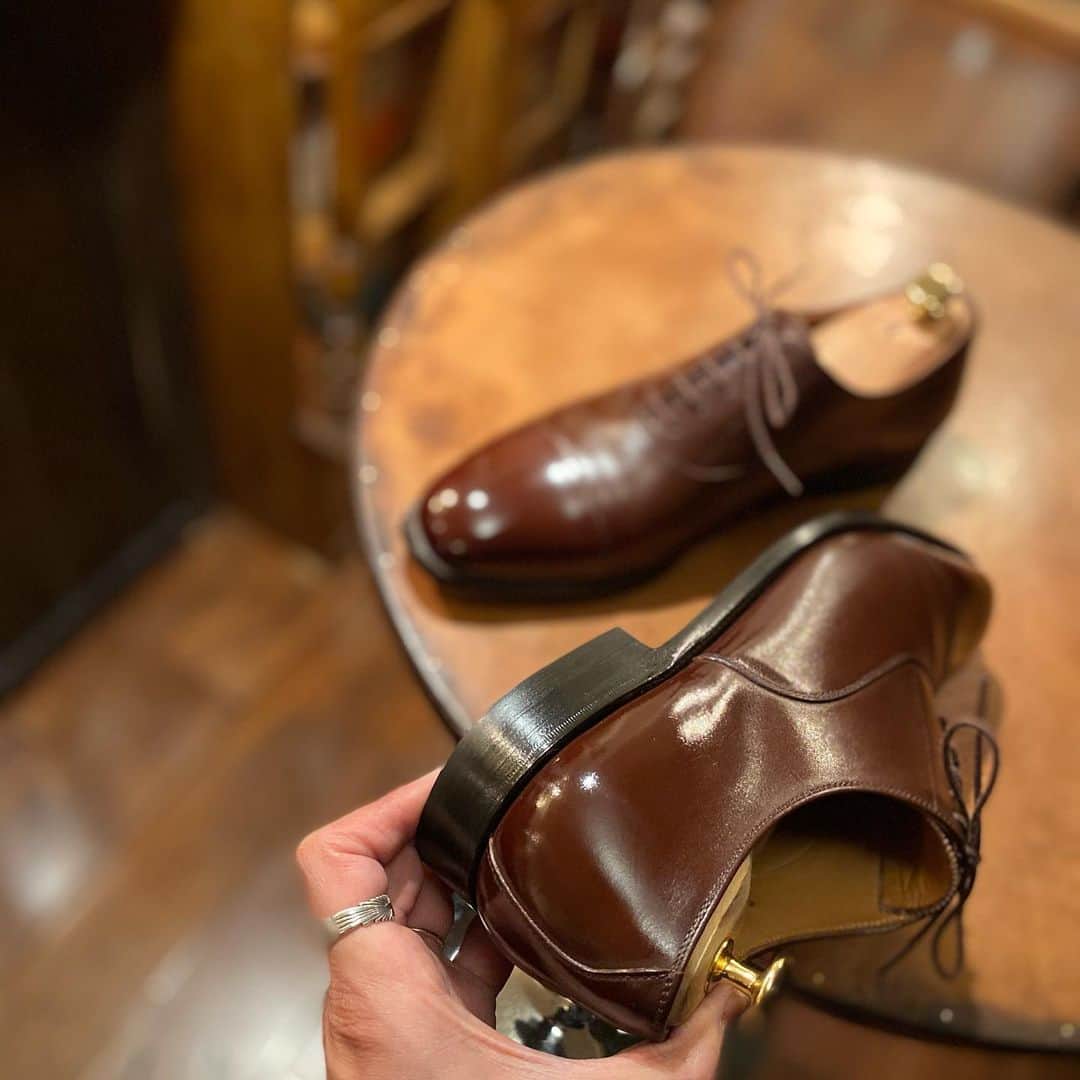 Yuya Hasegawaさんのインスタグラム写真 - (Yuya HasegawaInstagram)「@scotchgrain_official  革の色より2トーンくらい濃いワックスを最後の方に使うと光沢に奥行きが出てきます。靴磨き上級者の皆様、お試しあれ！！  #scotchgrain #スコッチグレイン #brifth #shoeshine」2月7日 17時02分 - yuya.hasegawa.brift.h