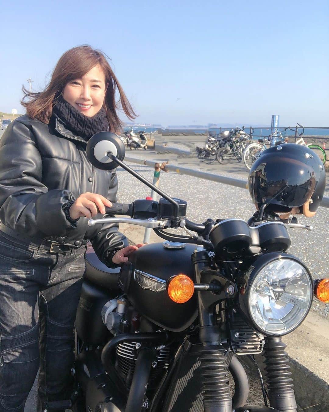 吉永愛さんのインスタグラム写真 - (吉永愛Instagram)「当分、週末は乗れそうにないから 今日はバイク乗ったよ🏍 お天気で、、必死の私は汗ばむくらいだった🤣 茅ヶ崎の方へ行って、車が混んでるので、、街中をグルグル。 楽しかった〜❤️  #茅ヶ崎  #練習 #トライアンフ東京ベイ  #トライアンフボンネビルt120  #triumph  #初心者  #トライアンフ #大型バイク女子 #バイカー #バイク  #バイク女子 #バイク女子フォト  #バイク女子部  #女性ライダーと繋がりたい  #バイク好きな人と繋がりたい  #ママモデル #bike #ladysbike  #アラフィフ  #女子ライダー」2月7日 17時03分 - a.i.yy