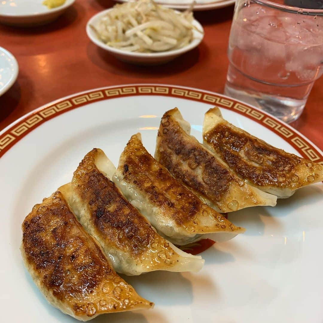 南まことさんのインスタグラム写真 - (南まことInstagram)「餃子にカラシ付けて食べるなんて最高やないかい  #gyoza #270円 #mysonzen #zenのンマー顔」2月7日 17時13分 - macotominami