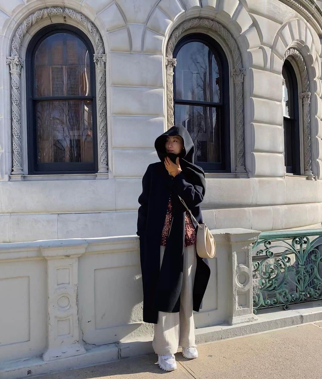 大塚良子のインスタグラム：「someday afternoon.❤︎ #ootd Head Scarf... @thefrankieshop  Coat... @acnestudios  Vest... @ullajohnson  Bag... @maisontherow  Shoes... @hyke @adidas  Pants... @uhruhruhr」