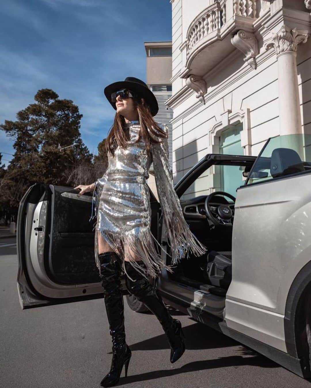 アンナ・デッロ・ルッソのインスタグラム：「Sparkling @balmain silver dress by @olivier_rousteing ❤️❤️❤️from @coltorti_  @ysl boots ❣️📸 by @onofrio.petronella 🎥 by @mb__projects hair by @massimo_il_moro ❣️special thanks to @annasalvaggiulo @anteprimaextra  @rossellavailatii 🙏」