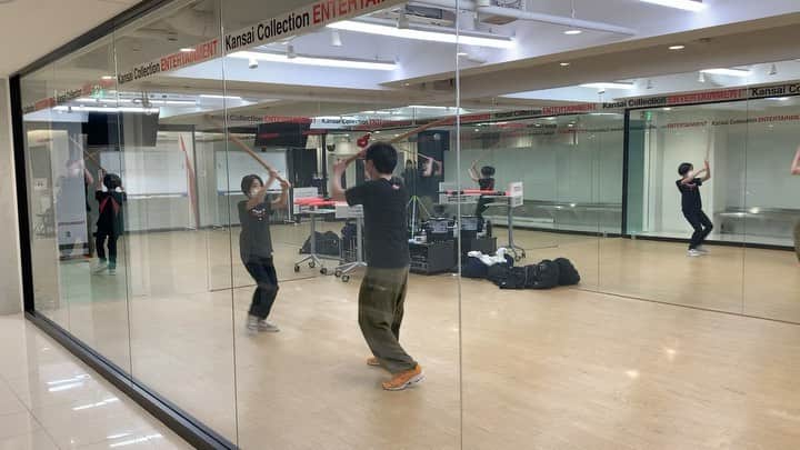 神田聖のインスタグラム：「殺陣レッスン始めて木刀を使ってしました🥷🏻﻿ ﻿ 今までは発泡スチロールの剣みたいなのでやってたから﻿ 少しビビりながら、、、笑笑﻿ ﻿ 普段使ってるのとは違って重たいし硬いしすっごく難しかったです😮﻿ もっとスピード感重視してキレが出るように練習していきます！！﻿ ﻿ とにかく楽しい！！！！﻿ ﻿ ﻿ ﻿」