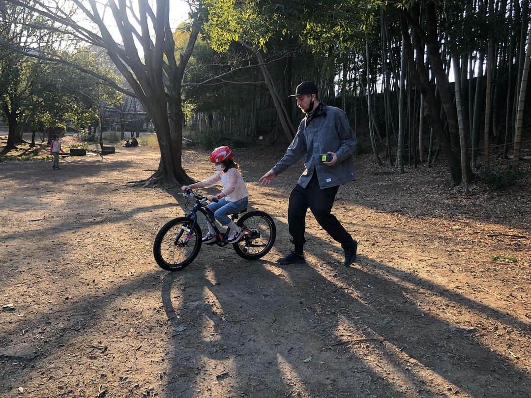 大桑マイミのインスタグラム：「子供たちが数日前、数十分前に出来なかったことができるようになる瞬間に沢山立ち会えることが嬉しく楽しいしいちいち、感激しちゃう。 娘が乗れなかった自転車を厳しいpapa練を乗り越え今日一人で乗れるようになった。補助ありでものってこなかったし本人もはじめは怖がってしまってたけど、できた！！ 手に汗をかきながらなにかに願いながら🤲できるできる🤲と気持ちを持ち上げてる彼女の姿に勇気もらったよね。　 新しいことへの挑戦に前向きたちむかうこと。信じる力。  次はブレイキをしっかり使えるようになるといいね。 #満面の笑み ＃練習が自信をつくる」