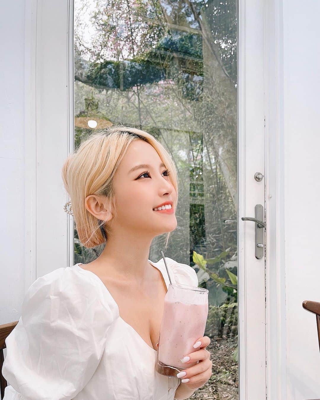 蔡瑞雪（Ruixue Tsai）さんのインスタグラム写真 - (蔡瑞雪（Ruixue Tsai）Instagram)「好天氣，好心情 這張好像短髮🤣 你們覺得拍完戲該剪嗎？ - 過年前去金貞 @kimjungclinic #韓式皮膚管理😌 皮膚亮亮的過年💭」2月7日 17時10分 - snowbabyq