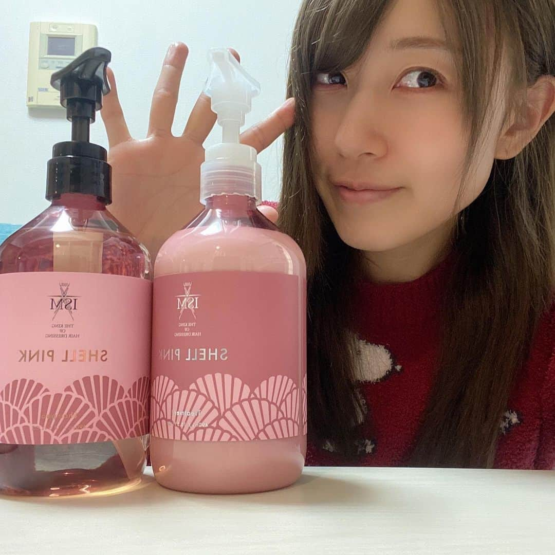 ホームランなみちのインスタグラム：「ISMさん（@hair_ism）のリニューアルしたシャンプーがとっても良かったのでシェアさせて下さい♡  きめ細かい泡で頭皮のマッサージにも◎ 洗い上がりもしっとりしてるけど、ベタつかず、さらさら〜♫ で!!!香りがすごく良くて、私はフローラルフルーティーとココナッツが気に入ってます♡ 髪に付いた香りが長く続くのもお気に入りのポイント!!!  美容院のシャンプーってお値段お高めのイメージだけど、このシャンプーはサロンクオリティーなのにお手頃価格なのもありがたいの!!!  気になる方は是非♡ #ism #シャンプー #リニューアル #オススメ #pr」