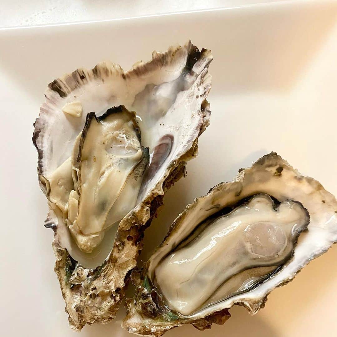 谷本貴義のインスタグラム：「おはよう！ 今日は殻付き牡蠣で始まる一日♪ 瀬戸内海の恵みに感謝です！  #牡蠣」