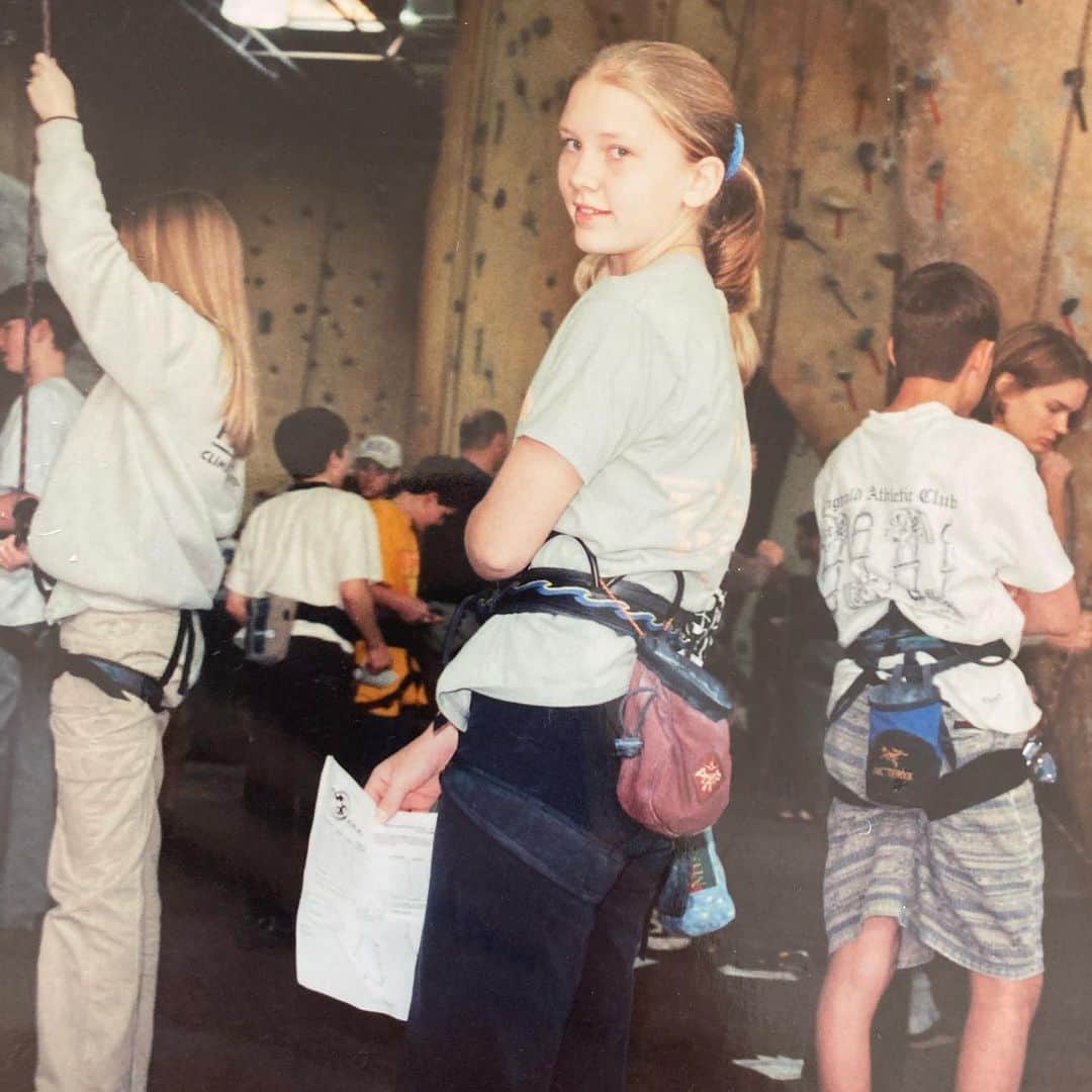 チェルシー・ルーズのインスタグラム：「My story begins when I was 13. Part 1.   I had already been climbing for 2 years and participated in 2 Youth National Championships + qualified for the US Team for the first time. I had never been really good at anything prior to climbing and nothing struck my fancy like climbing had.   I had the unwavering support of both of my parents in my climbing journey growing up. That’s why my dad had set up a coaching session or two with 2 well known coaches from Colorado who were visiting Atlanta for some coaching gigs.   Honestly I do not remember the climbing sessions themselves with these coaches. The ONLY thing I remember about these sessions is that my body composition was analyzed using skin fold calipers, otherwise known as fat calipers. Apparently I had an undesirable fat distribution that was hindering my climbing and “if you could lose this then you’d be even better of a climber.”   Prior to that experience I never viewed my body through a critical lens, but suddenly I did. “Omg, I have a fat back, and look at my thighs. And wait, my arms don’t look like the arms of the really strong climbers. Even my face looks fat.” Unfortunately this critical lens has followed me around ever since; 21 years later it’s still with me.   It was at that moment that I began to restrict my intake of food. After all, I wanted to look like the females who were in the older age divisions who were winning National Championships, X-Games and World Cup events. They were small and seemingly had very little body fat; something I was told I needed to aspire to.   I’m lucky that my mom took notice of me cutting down my dietary intake, while simultaneously noticing that these other girls I looked up to were extremely tiny. She put two and two together and immediately things around the house got more strict. I had to write reports on nutrition books that mom would make me read, and I had to make sure I ate properly & enough before my dad would drive me to the climbing gym for youth team practice. My experience with disordered eating ended there...at least until I was 17, fresh outta highschool + spreading my wings to Europe for 2.5 months to compete in the World Cup. Photo desc in comments」
