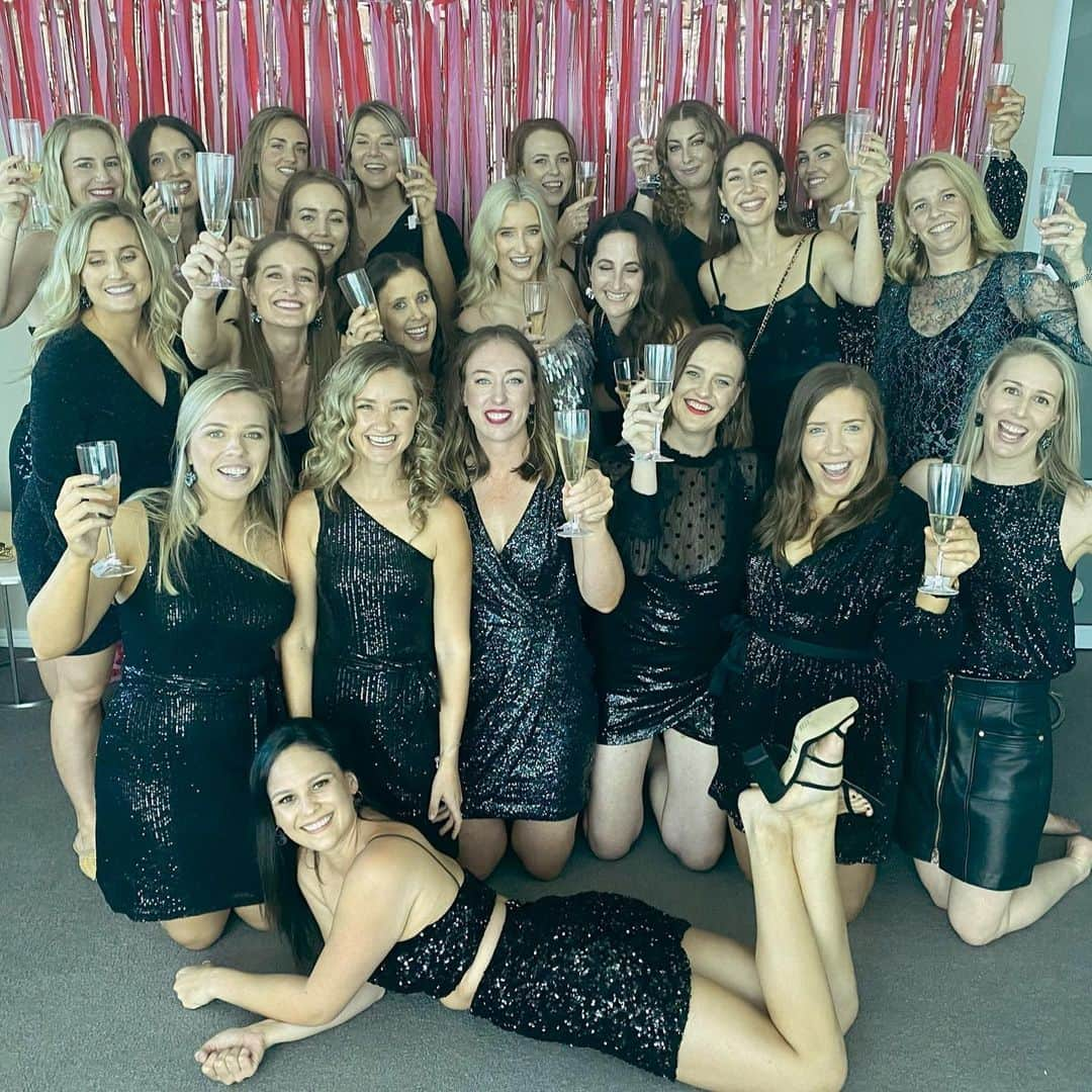 ブロンテ・バラットのインスタグラム：「So much fun at Taylor’s Hens party. Can’t wait for round 2 at the Wedding ❤️🥂🤗👰🏼‍♀️」