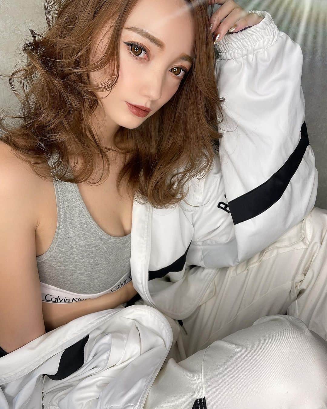 堀井大輔のインスタグラム：「・ ・ 26mmで波巻き×スパイラル巻きミックス ・ 2回目のなぎんちゅ🙋‍♀️ この角度、神ってた♡ 撮影OKしてくれてありがとう☺️🙏 ・ ・ 𝑚𝑜𝑑𝑒𝑙 @naginchu1218  ℎ𝑎𝑖𝑟/𝑝ℎ𝑜𝑡𝑜 @daisuke_5511  ・ ・  #クラウンヘアー #天白区 #名古屋 #栄 #名駅 #美容師求人 #かわいい #ファッション #冬コーデ #コテ巻き #雑誌風 #作品撮り #ボブ #外国人風カラー #サロンモデル #サロモ #インスタ映え #フォトジェニック #巻き髪 #ヘアメイク #透明感カラー #アディクシーカラー #波巻き #イルミナカラー #美容師 #ホリーマジック #ヘアアレンジ #大人かわいい #グレージュ」
