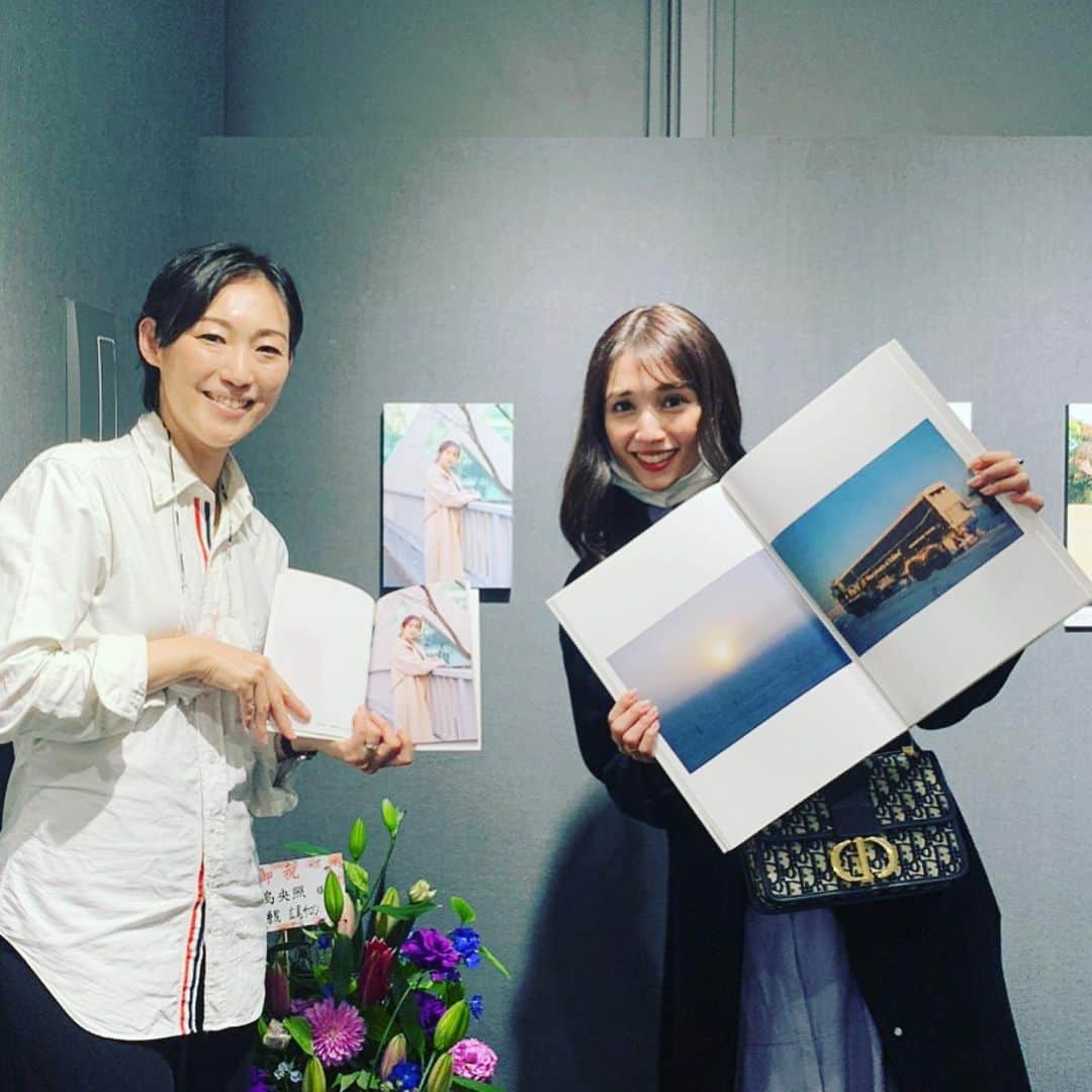 大島央照のインスタグラム：「昨日は写真展2日目！ご来場いただいた皆様、本当にありがとうございました。  なかなか会えないこの時期に、写真を通して、少しでもみなさんにお会いできて、嬉しいです。引き続き、体調管理、感染対策をしながら写真を楽しんでいただけたらと思います！✨  写真1枚目は、被写体として記念日撮影させていただいた、おなじみの未花ちゃん　@micahirose  写真のエピソードは未花ちゃんのインスタに掲載されてます✨  仲良しの友達からは、ミラーボールくす玉をもらいまして、会場につるして、初めてくす玉を引きました！笑。とても面白い時間でした✨  ドレスコーディネーターの　@coordinator_mei めいさんとの写真、みなさんの記念日スペースにて、お花と一緒にといってくださり、すてきに撮影してもらいました✨  たくさんのみなさんとの写真、11月この企画の最初に盛岡で撮影させてもらった、こばりひさ @taijinkagakulisa 夫婦、お友達のたいしくん @taishi133  や仲間と、会場に来られてた被写体のママ達と✨  限定フォトブックも、多く購入いただいて、ありがたかったです。オンライン期間中3月14日までは、写真も含めてFLAGからご購入できます。まだ写真は全部UPされてないですが🙏今回チャリティーも兼ねてまして、少しでもお役にたてると嬉しいです✨ぜひインスタURLから、ご覧ください。  差し入れもたくさん！ありがとうございます。 毎日気づきあり、自分へのダメ出し、会場修正あり、やっぱり舞台のような感覚で楽しんでおりますー笑。  今日会場は、11時ー17時までです。 私、在廊しています。感染対策をして、くれぐれも無理のないように、どうぞよろしくお願いします✨  ※撮影時のみ、マスクを外しています。  #私の記念日 #Momentstoremember #大島央照写真展 #chiakioshima #写真展 #写真 #記念 #記念日 #撮影 #記念撮影 #アイスランド #旅 #音 #photo #photographey #iceland #flag #富士フォトギャラリー銀座 @chiaki_oshima_works」