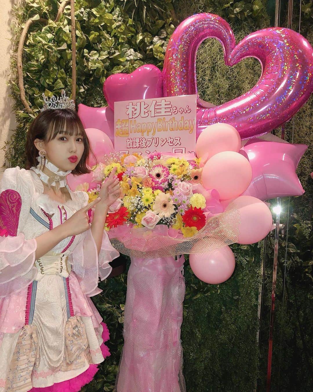 澤田桃佳さんのインスタグラム写真 - (澤田桃佳Instagram)「今年もピンクに囲まれ、20歳を迎えました💗🎀 有難う♡ . . . . . . . #マリーアントワネット　#アントワネット　#ピンク　#スタンドフラワー　#フラワー　#Flower #pink #風船　#birthday #お誕生日　#surprise #ティアラ　#マカロン　#Princess #japan #japanesegirl #放課後プリンセス　#idol #goodmorning」2月7日 8時41分 - sawadamomoka