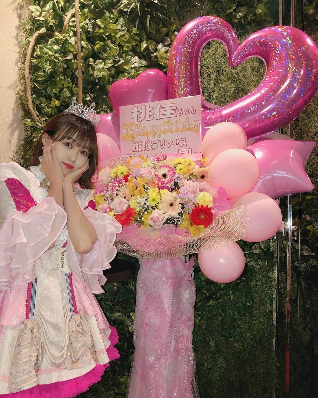 澤田桃佳のインスタグラム：「今年もピンクに囲まれ、20歳を迎えました💗🎀 有難う♡ . . . . . . . #マリーアントワネット　#アントワネット　#ピンク　#スタンドフラワー　#フラワー　#Flower #pink #風船　#birthday #お誕生日　#surprise #ティアラ　#マカロン　#Princess #japan #japanesegirl #放課後プリンセス　#idol #goodmorning」