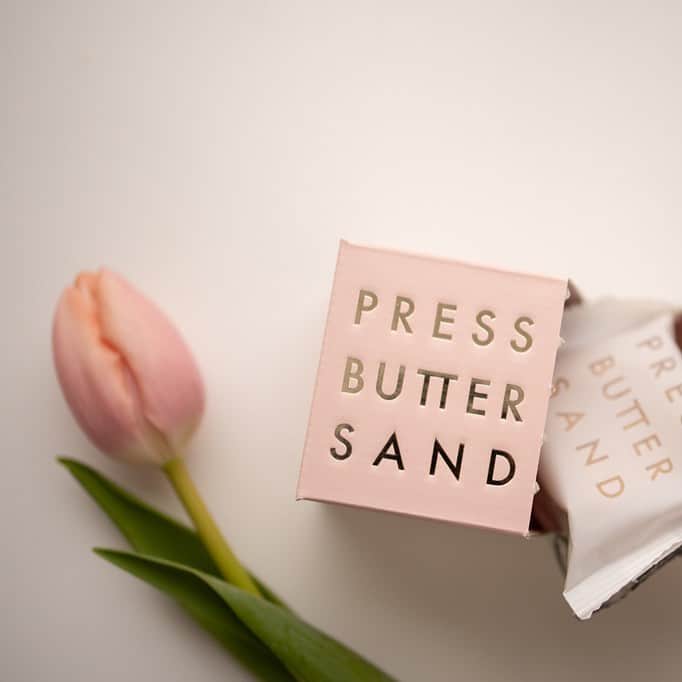 Naomiのインスタグラム：「Good morning! 明るい朝。  #箱菓子倶楽部 #pressbuttersand #プレスバターサンド #バレンタイン2021」