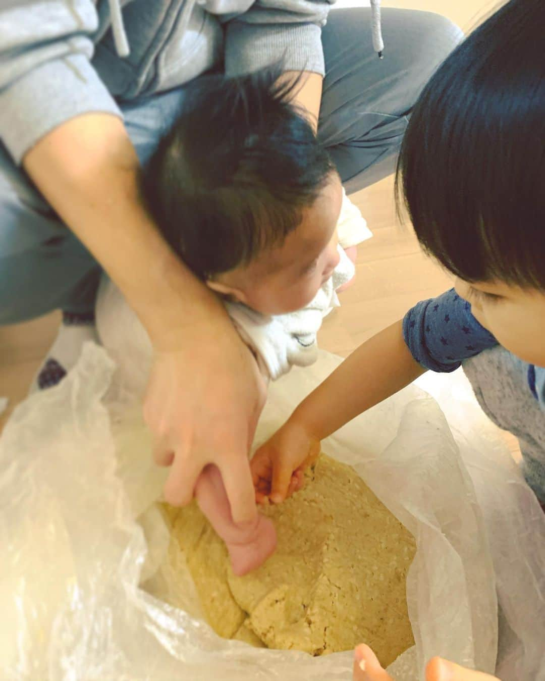 砂賀美希さんのインスタグラム写真 - (砂賀美希Instagram)「立春 。今年も無事に手作り味噌。 家族全員の #常在菌 も混ぜ込んで #オーガニック #玄米味噌 に仕込んでみました。 素材に妥協なし！ 毎日使う調味料こそ良いものを選ぶべきだと思っています😌  さて。2021年がいよいよ始まった感じ！ 今年も美味しく  家族の健康を守っていけますように。 ・ ・ #fermentation #japanesefood #soulfood #misosoup #手前味噌 #和食 #日本食 #イキな塩  #有機大豆 #玄米麹 #発酵食 #お味噌汁 #立春大吉 #風の時代 #家族の健康 #cny」2月7日 8時45分 - kimiganasu