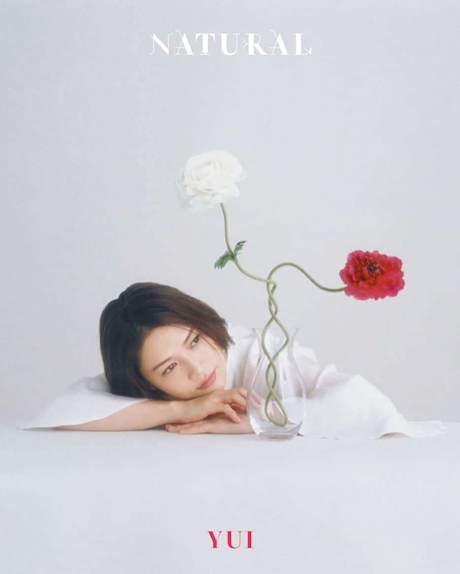 yuiのインスタグラム：「デビュー15周年という事で今回YUIセルフカバーアルバムをFLOWER FLOWERのメンバーと共に制作しました✨ 2月24日に「NATURAL」がリリースになります🥳 私が思いつかないような色々なアイデアも提案してくれたり、歌う時も新鮮な気持ちで歌えました♪ MAFU MAFU、sacchaN、関わってくださった皆さま本当にありがとうございます。特に色々とまとめてくれたりコードアレンジやベースだけじゃなくギターやアレンジのアイデアもたくさん出してくれたMAFU  MAFU、本当にありがとう。 色んな想いのこもった作品、ぜひ皆さんチェックしてみてください🥰🎉 ． ． For the 15th anniversary of my debut, I made a YUI self-cover album with the members of FLOWER FLOWER✨. NATURAL" will be released on February 24🥳 They suggested various ideas that I hadn't thought of, and I was able to sing the songs with a fresh feeling. Thank you so much MAFU MAFU, sacchaN, and everyone who was involved. MAFU MAFU and sacchaN, thank you so much for all your help, especially for putting everything together, arranging the chords, and giving me lots of ideas for the guitar and arrangement as well as the bass.  MAFU, thank you so much. Please check out this album and see what you think!」