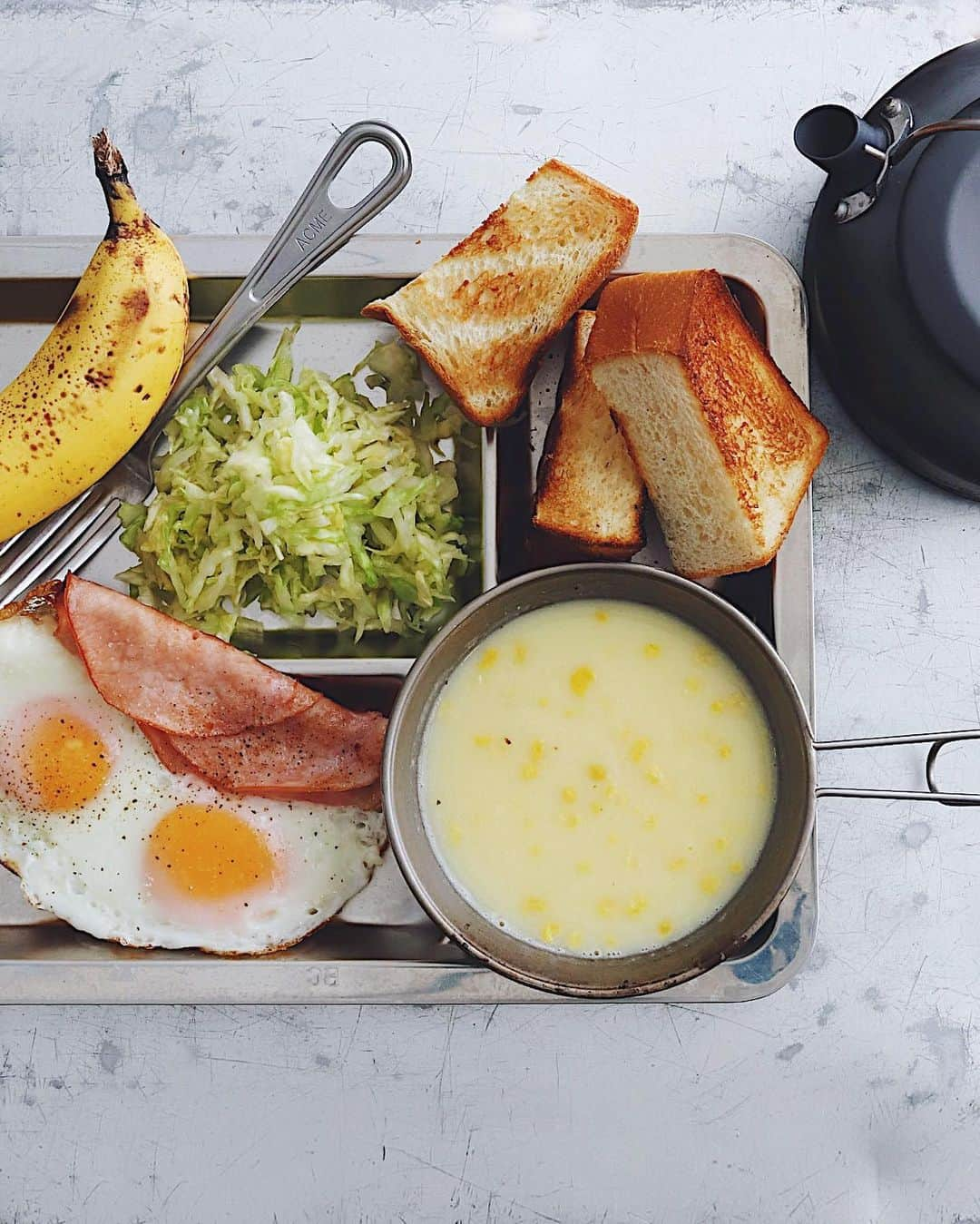 樋口正樹さんのインスタグラム写真 - (樋口正樹Instagram)「Today's breakfast . 家キャンプな朝食、 ハムエッグ、パン、 キャベツのサラダ、 クノール、バナナ。 . . #ハムエッグ #クノール #バナナ #キャベツサラダ #キャンプ朝ごはん #キャンプ朝食 #キャンプ飯 #家キャンプ #家キャンプ飯 #シェラカップ #しっとり豆乳ブレッド #タカキベーカリー #breakfast #homecamp #homecamping #takakibakery」2月7日 8時54分 - higuccini