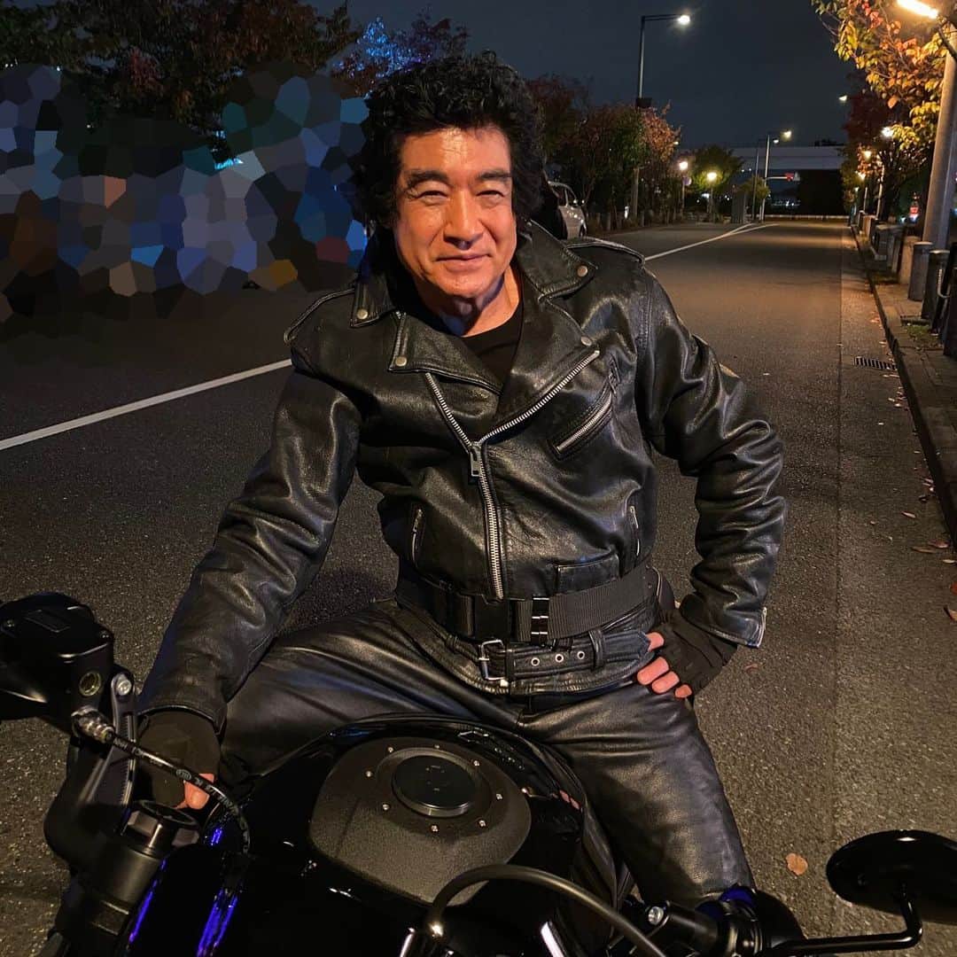 藤岡弘、のインスタグラム：「⭐︎スタッフからのお知らせです⭐︎  ファンの皆様との交流が なかなか叶わない中...  初めてのインスタライブを開催❗️ 4人の子どもたちの誰かも登場✨ 本日 2/７(日)20時からスタート予定です。  お時間ある方はぜひご覧ください♪  ⭐︎写真は「ルパンの娘」オフショット📸 　  ⭐︎Announcement from the staff⭐︎  It's hard to communicate with fans these days.  So, hold my first Instagram live ❗️  Some of my children may also appears✨ It is scheduled to start at 20:00 on February 7th (Sunday).  If you have time, please take a look♪  The photo is an off-shot of "Daughter of Lupin"」