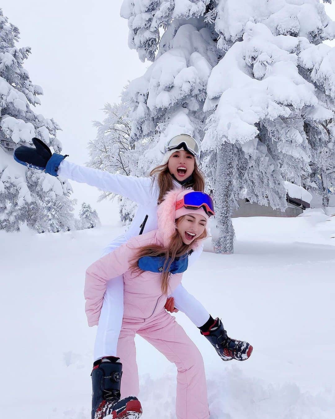 cocovanilla_chiakiさんのインスタグラム写真 - (cocovanilla_chiakiInstagram)「筋肉痛やばいけど今日も雪で遊ぶよーーー😆❄️😆❄️😆❄️ アナ雪の世界過ぎてテンション上がる‼︎ もうこけたり笑ったり忙しい🤣 #スノボ#snowboarding #winterfashion」2月7日 9時04分 - coco_mirror9