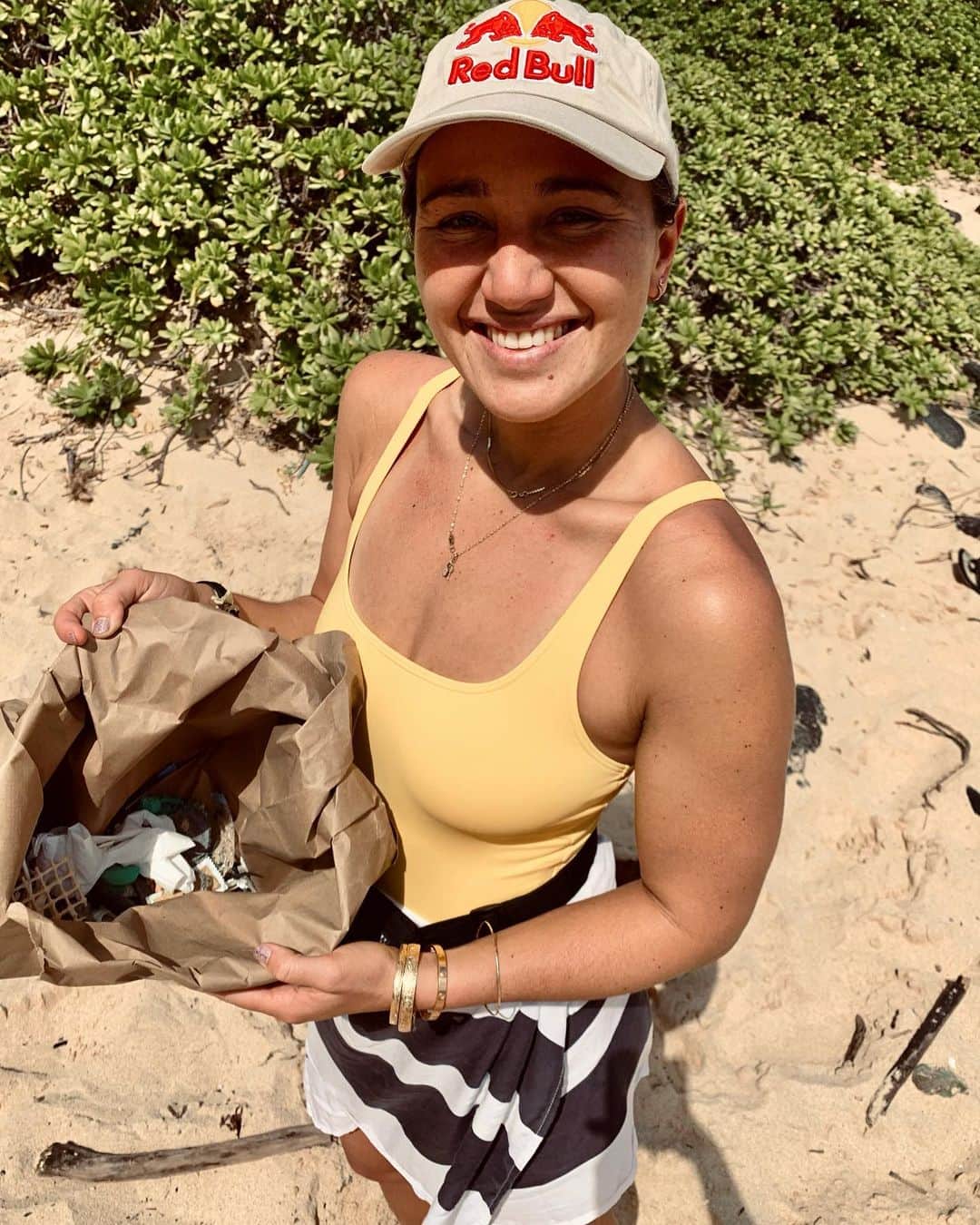 カリッサ・ムーアのインスタグラム：「Another Saturday, another fun beach clean up with @caylakmoore 👊🏼 Mahalo to everyone that showed up and helped. Join us next Saturday February 13th, 9 am, Makapu’u beach 🏖 #givemoorealoha」