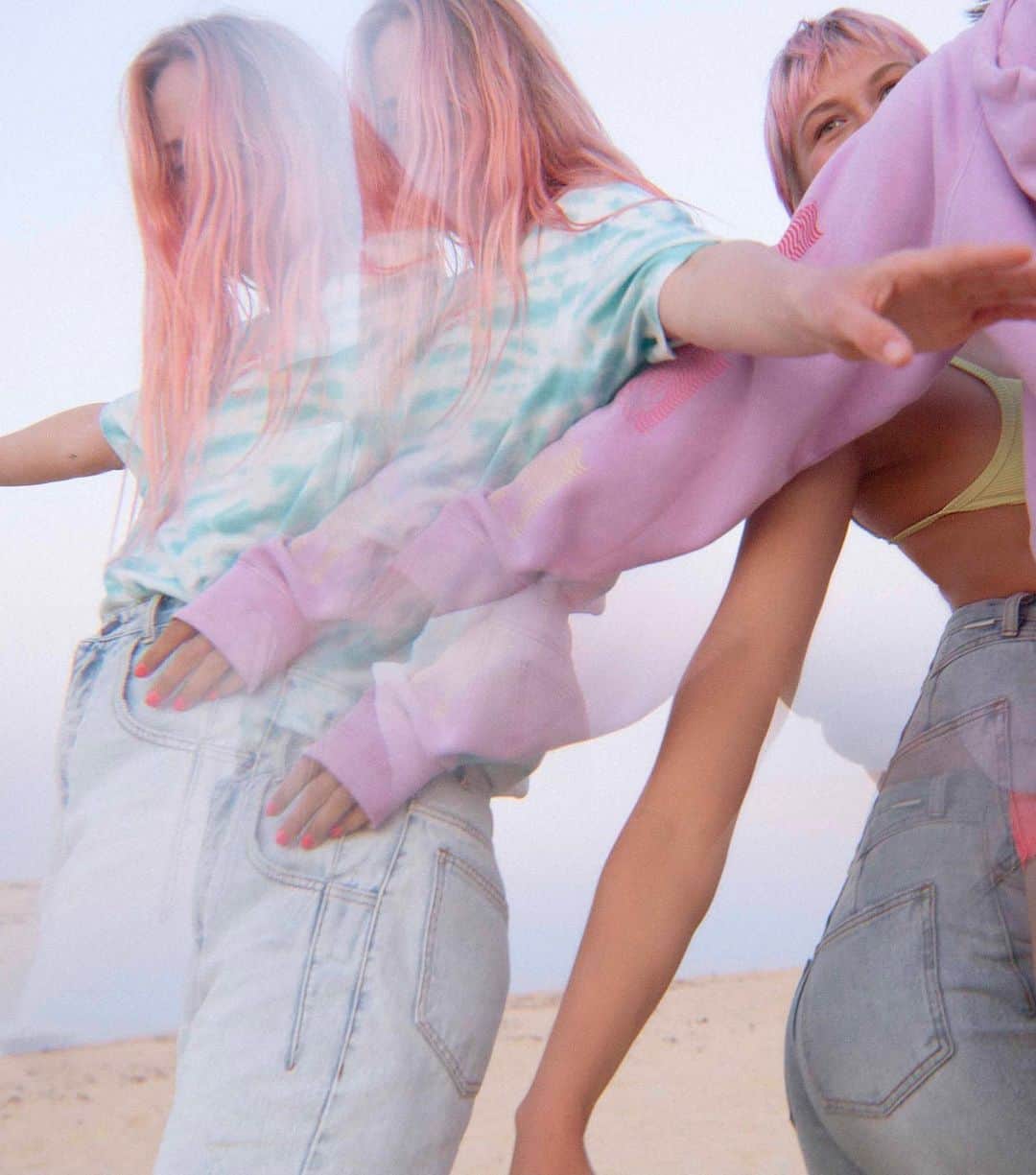 ローラ・エンバーのインスタグラム：「snaps from summer 🌈@billabong_womens_australia eco conscious suits out now :)」