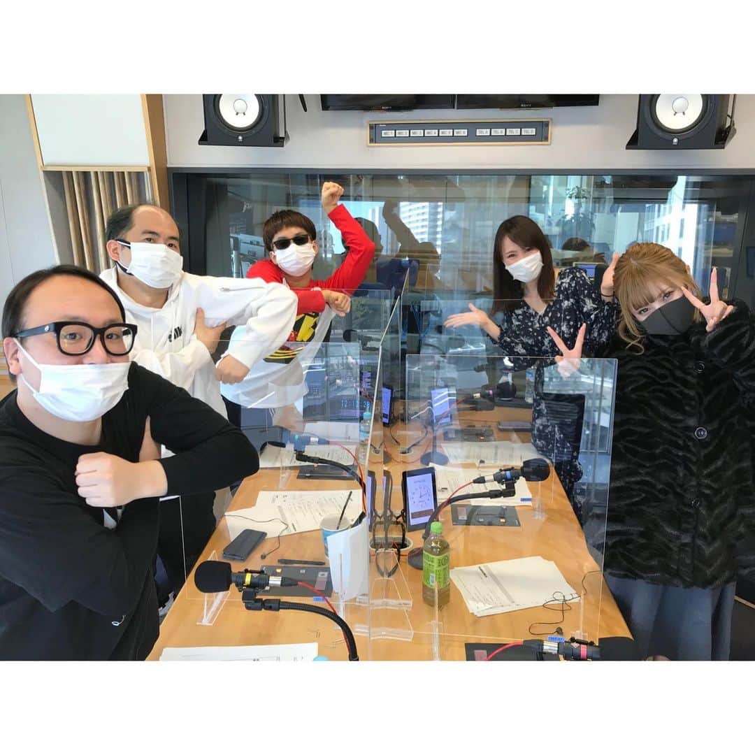 舘谷春香のインスタグラム：「昨日のペペペラジオ！ ゲストは2組でした〜🧸✨  １組目は安斉かれんさん！ 3度目のご登場！ペペペファミリー🥺✨ みんな脇でおにぎり握ってる写真。笑  そして2組目はハッピーポップユニットilliomoteのYOCOさん＆MAIYAさん🌻お二人は2度目のご登場ですが、前回リモートだったのでスタジオでははじめまして☺️✨  たくさん笑って楽しかった〜🍙 来週もぜひお聴きください！  #文化放送 #pepepeラジオ #ペペペラジオ #トレンディエンジェル #バイク川崎バイク #bkb #舘谷春香 #安斉かれん さん #illiomote #YOCO さん #MAIYA さん #音楽番組 #ラジオ ＃radiko #radio #ラジオのある暮らし」