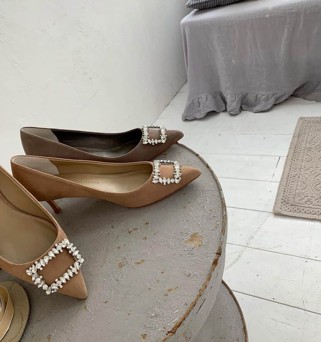 Tsuru by Mariko Oikawaのインスタグラム：「【Online store limited!】 Catherine（5㎝heel） ¥27,000+tax MOCHA,SAX,PINK,BEIGE  Constance（flat） ¥22,000+tax SAX,PINK,NUTS,BLACK  大人気のビジューバックルパンプスが春カラーで新登場♪ ベーシックなスキンカラーはこれからのセレモニーシーズンにもオススメです◎  #tsuru #tsurubymarikooikawa #2021ss」